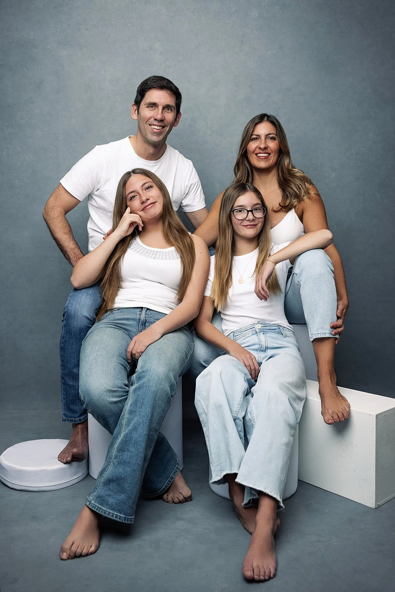 familienfoto-innsbruck-studio-weiss-jeans.jpg