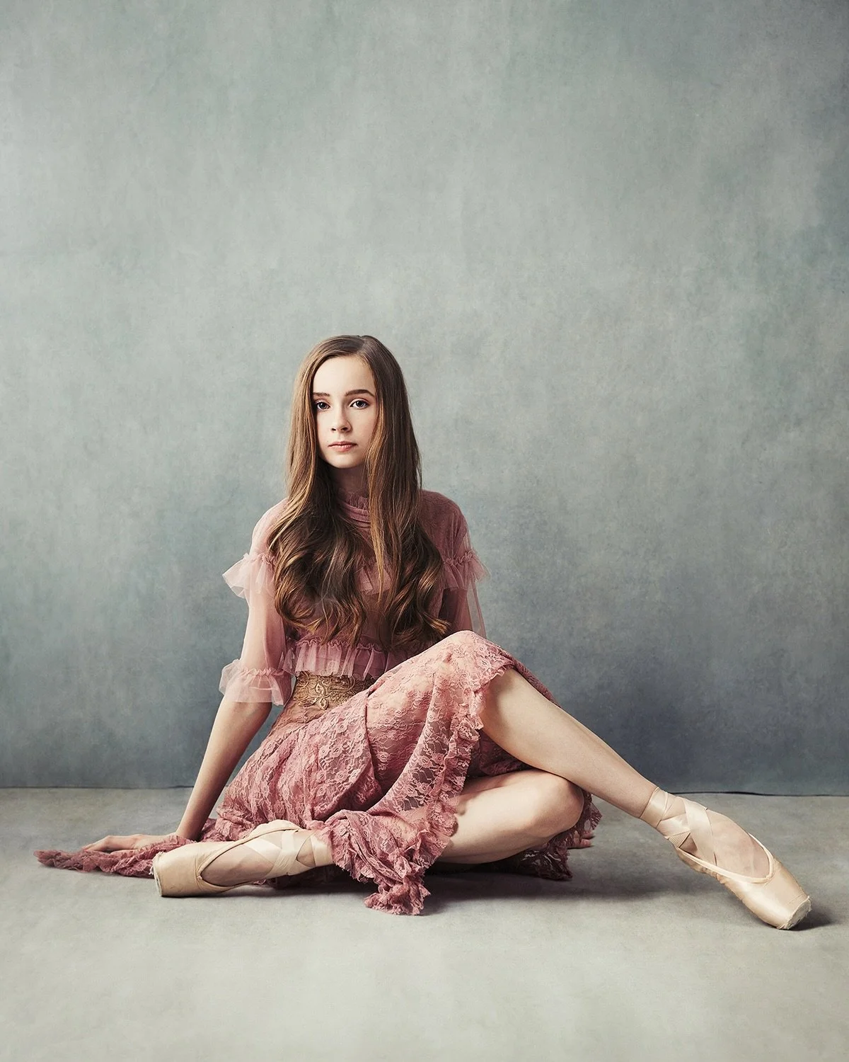 Between the discipline of the dancer and the softness of youth, there is a fleeting moment that deserves to be remembered.
Because she will never be this version of herself again.
And that is exactly what makes a portrait precious.
📸
From first posi