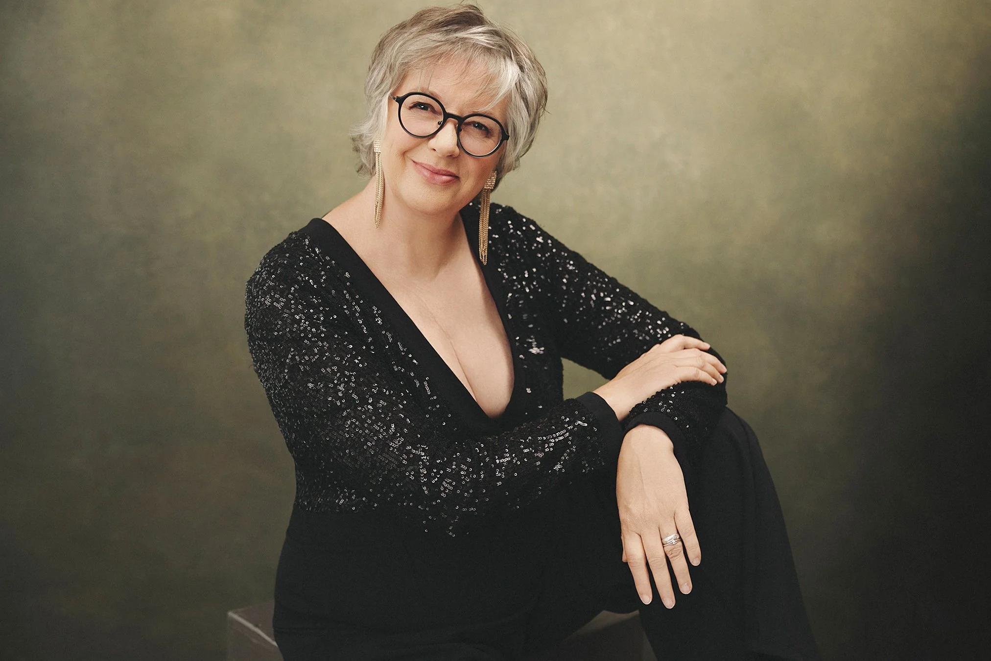 Portraitfotografie Innsbruck Tirol – Belinda im Dreiviertelporträt, selbstbewusste Haltung, sanftes Licht – 40 Over 40 Photography Project by Mayumi Acosta Photography, Fotostudio Innsbruck, Tirol