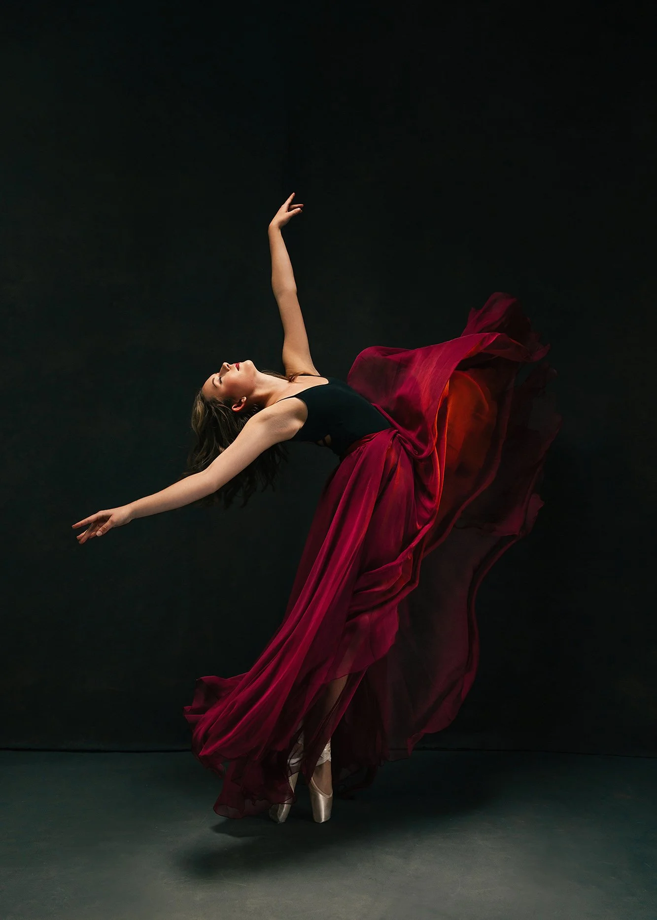 Fine Art Tanzportrait einer Balletttänzerin in einer eleganten Rückbeuge, aufgenommen im Fotostudio von Mayumi Acosta Photography in Innsbruck, Tirol.