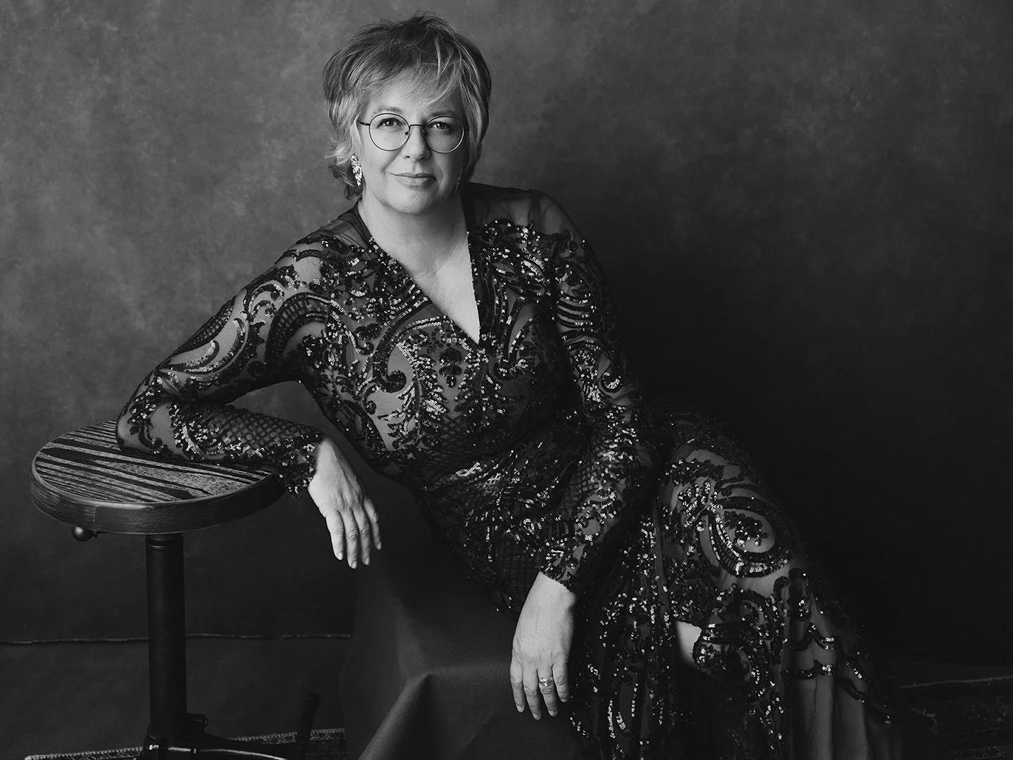 Selbstliebe Fotoshooting Tirol – Belinda hält eine alte Fotografie in der Hand, Vergangenheit und Gegenwart – 40 Over 40 Photography Project by Mayumi Acosta Photography, Fotostudio Innsbruck, Tirol