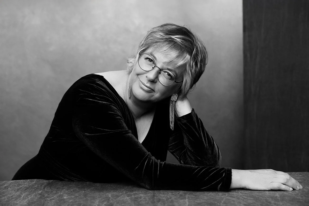 Empowerment Portraitshooting Tirol – Belinda betrachtet sich im Spiegel vor dem Shooting – 40 Over 40 Photography Project by Mayumi Acosta Photography, Fotostudio Innsbruck, Tirol