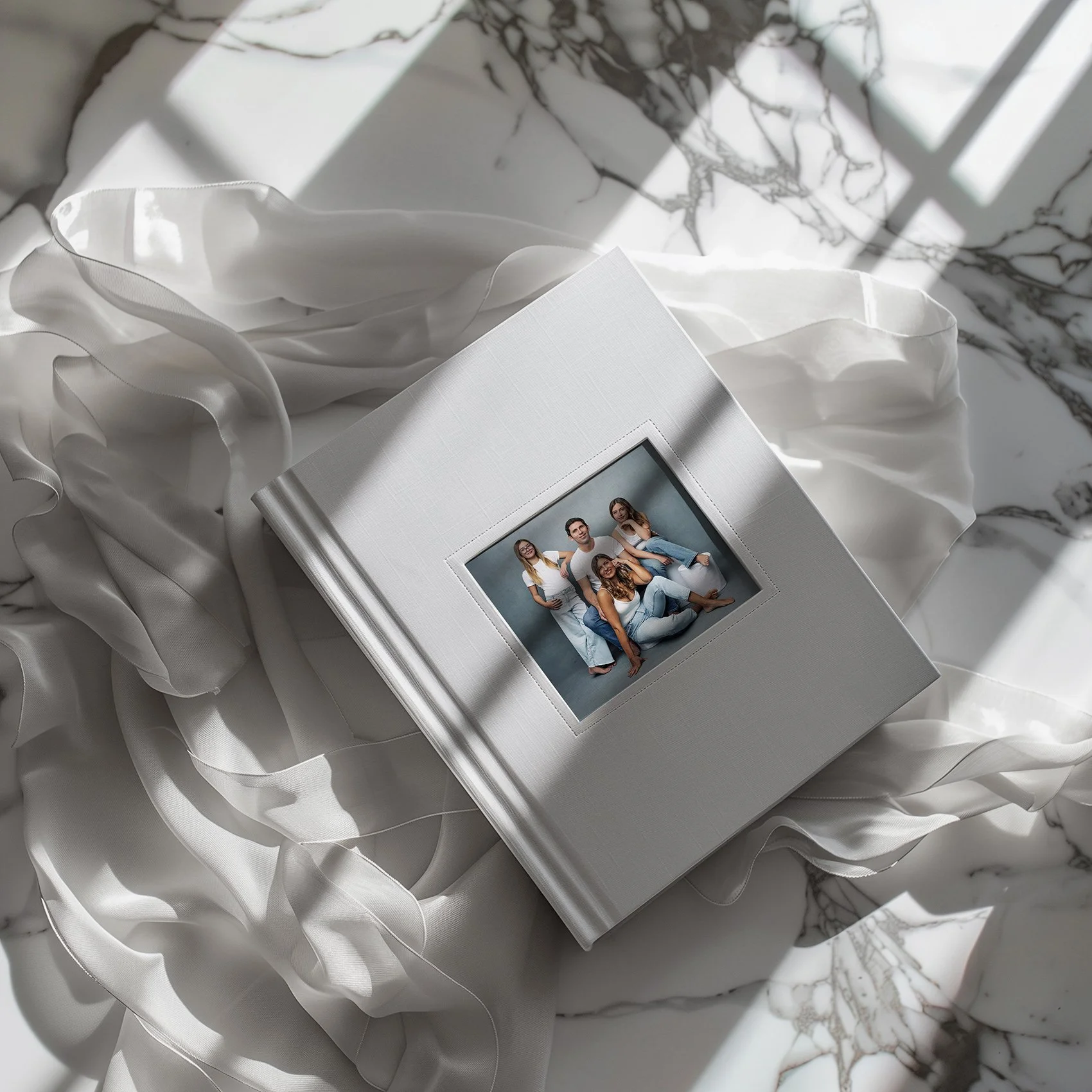 Hochwertiges Familien Fotoalbum als Erbstück auf Marmoroberfläche mit Seidenband — Portraitfotografin Mayumi Acosta, Innsbruck