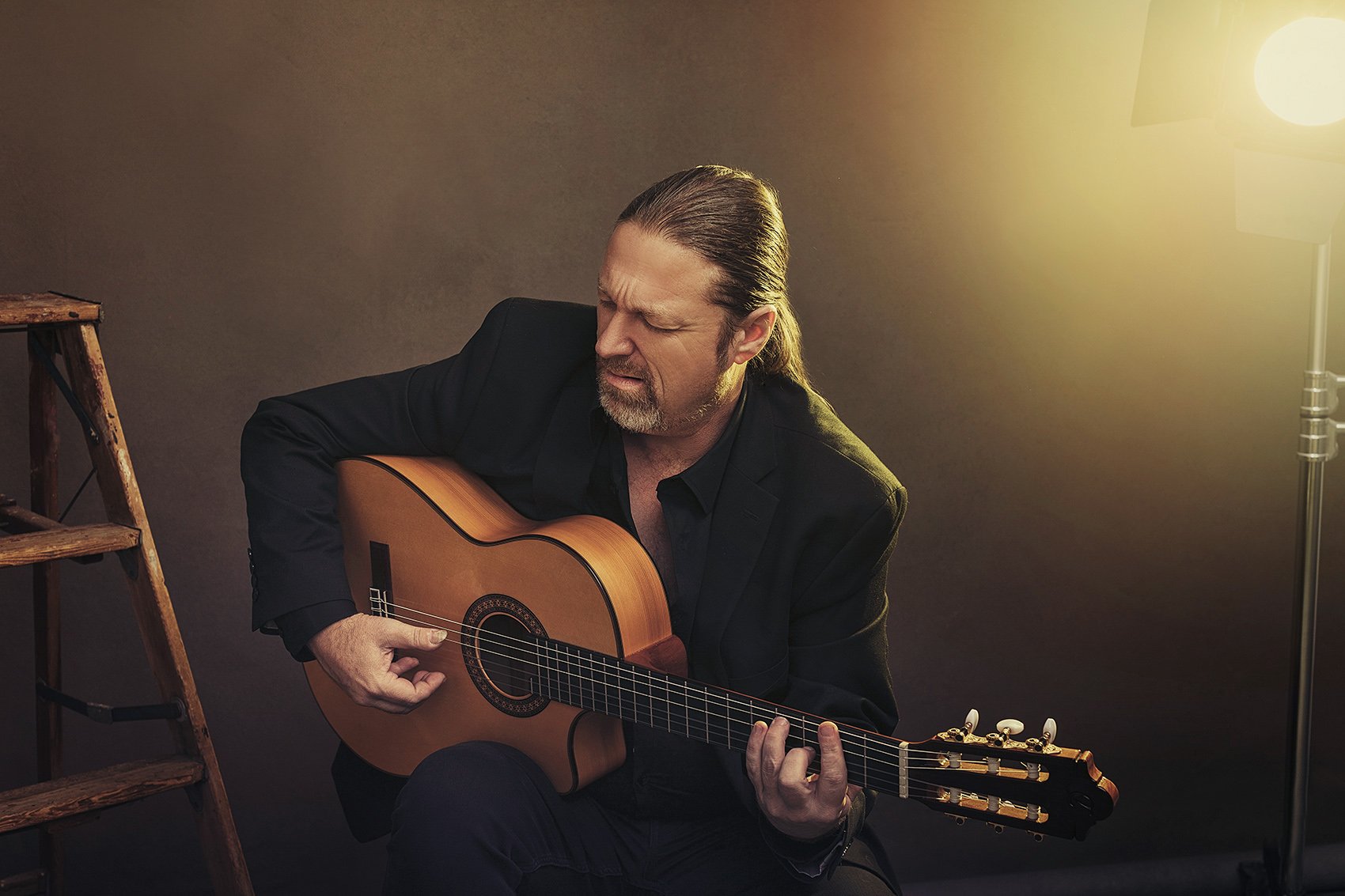 Editorial studio portrait of a flamenco guitarist by portrait photographer Mayumi Acosta Innsbruck