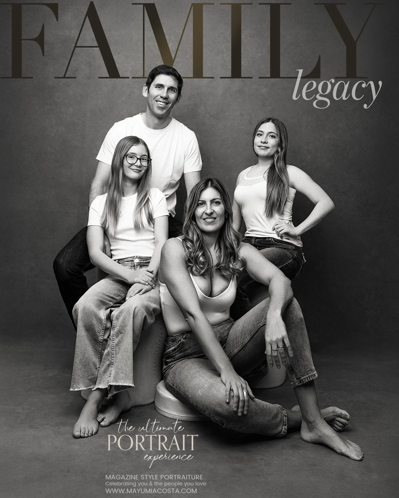 Schwarz-Weiss Familien Portrait im Magazinstil, aufgenommen im Fotostudio Innsbruck von Mayumi Acosta Photography