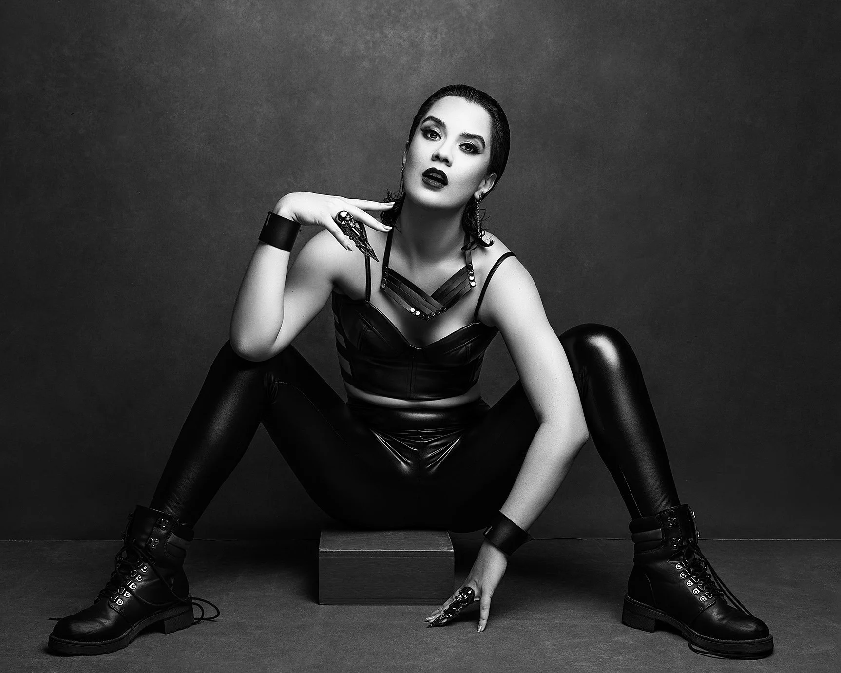 black and white editorial portrait by innsbruck photographer mayumi acosta