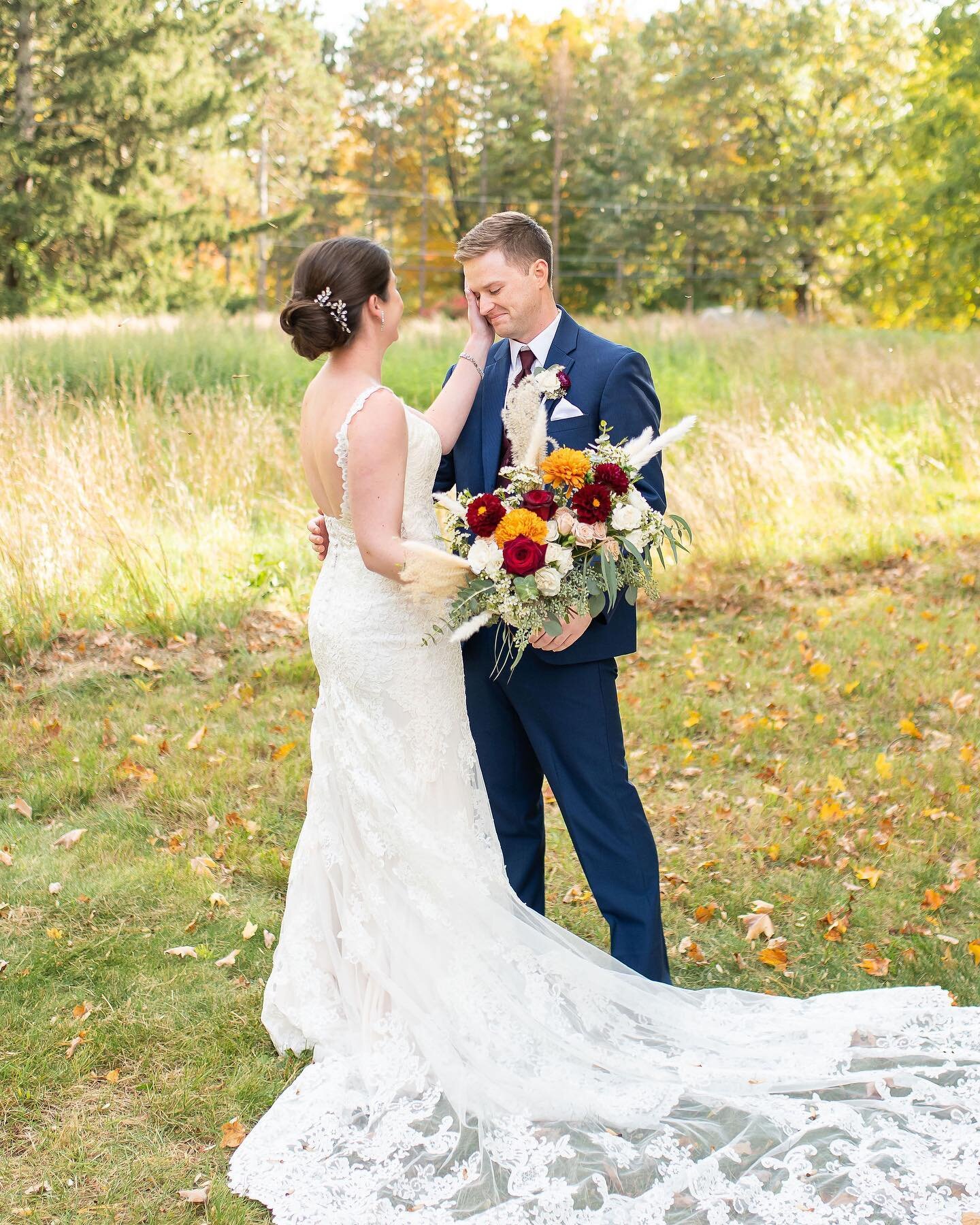 Happy first anniversary to J+J! A beautiful couple and fall wedding to remember 🍂
.
📸 @jesssinatraphoto