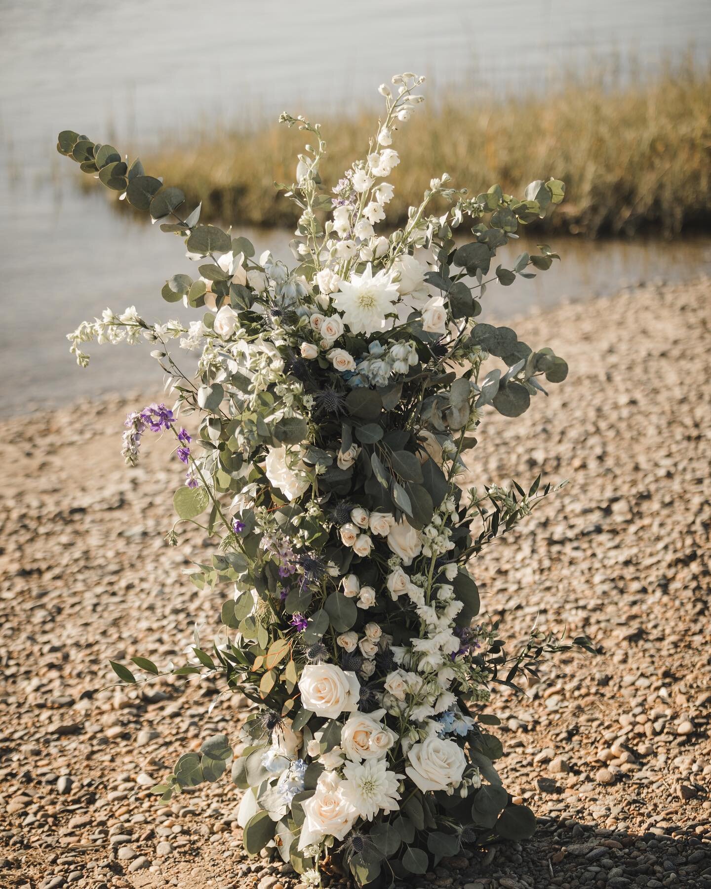 Ceremony floral details from my brother&rsquo;s beach wedding in the marshes of Marshfield 🌊 swipe to see the full setup and the lovely couple 🥰. Shoutout to the best helpers - couldn&rsquo;t have pulled off doing the flowers and being a bridesmaid