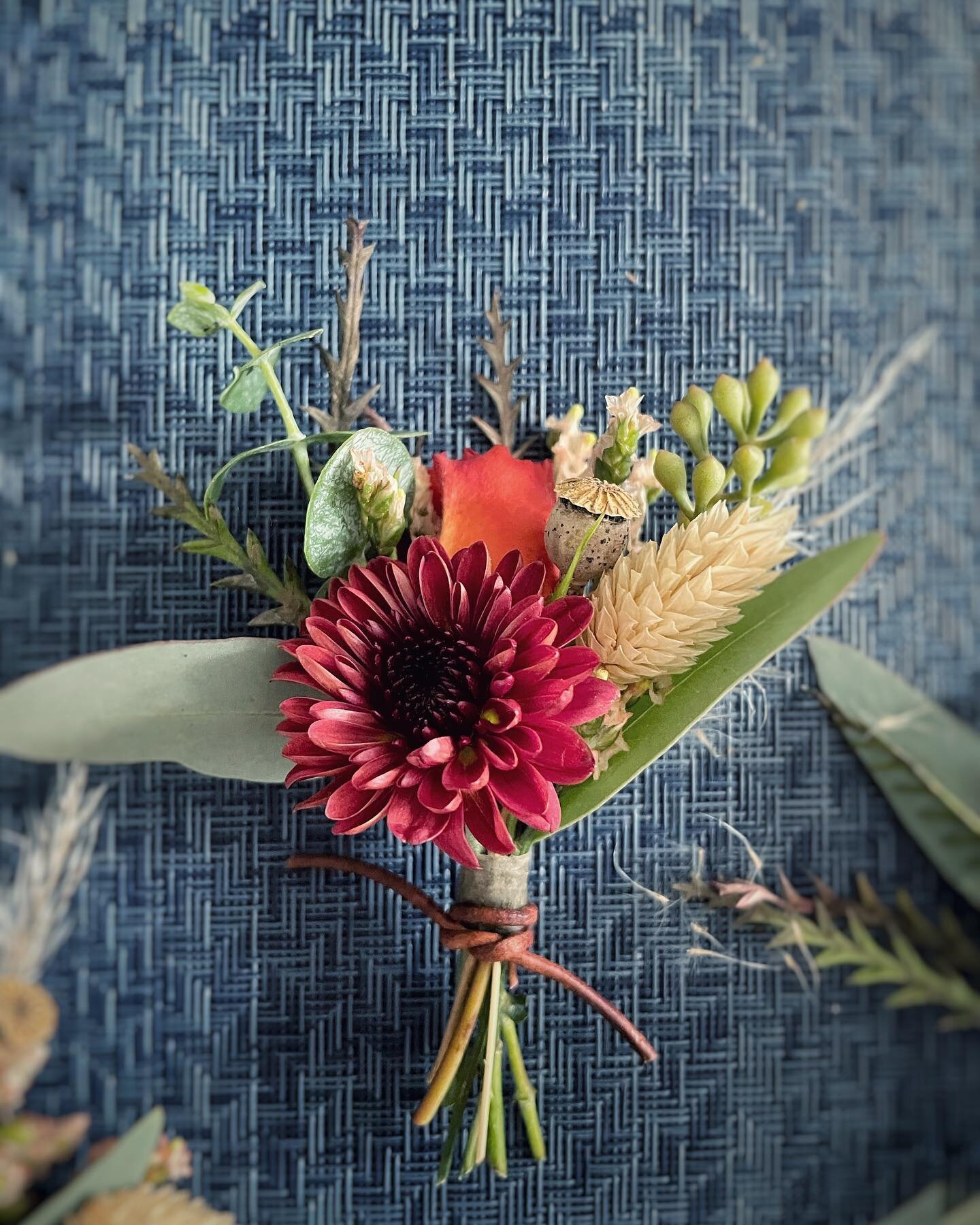 Wishing everyone a happy Thanksgiving 🦃 here is a cute bout and bouquet from last weekend&rsquo;s wedding bringing the harvest season vibes 🌾