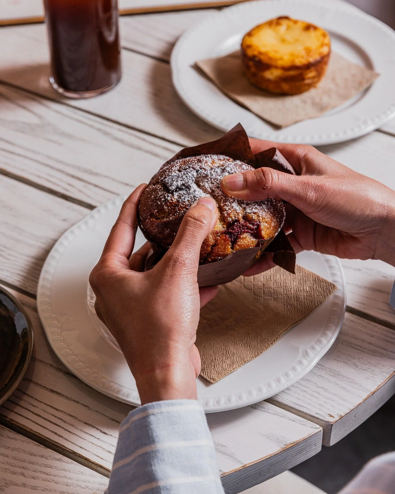 Scroll to tear open 😋

Start your Friday morning right with one of our breakfast muffins. Freshly baked, served warm, and generously filled.