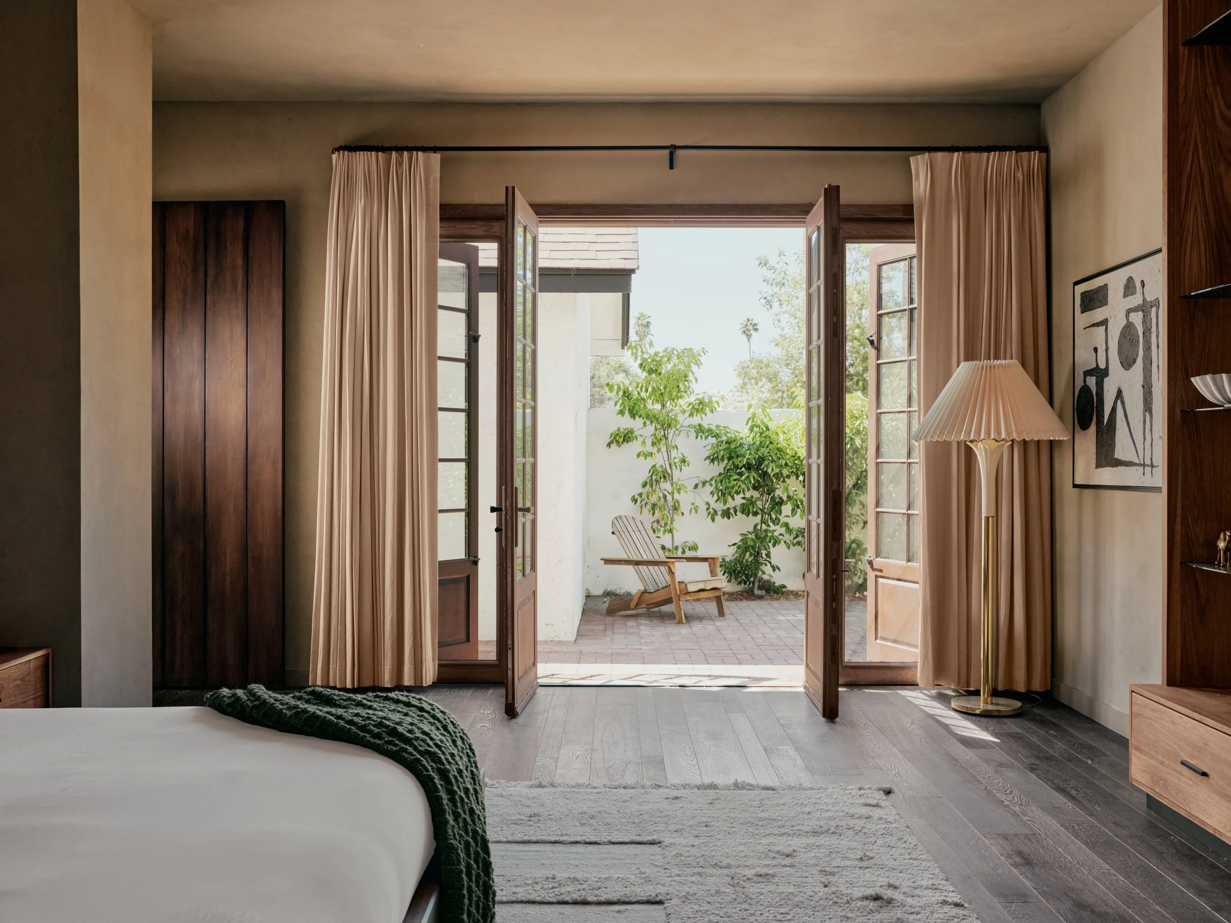 Web 015 Studio Pela W Medlock primary bedroom 4624.jpg