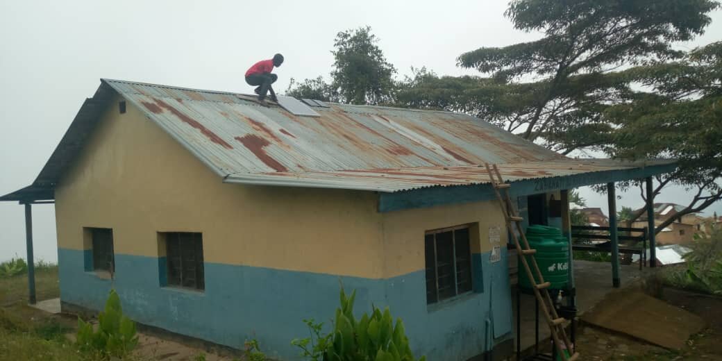  Installing the solar panel at Mpanga health clinic.&nbsp; 