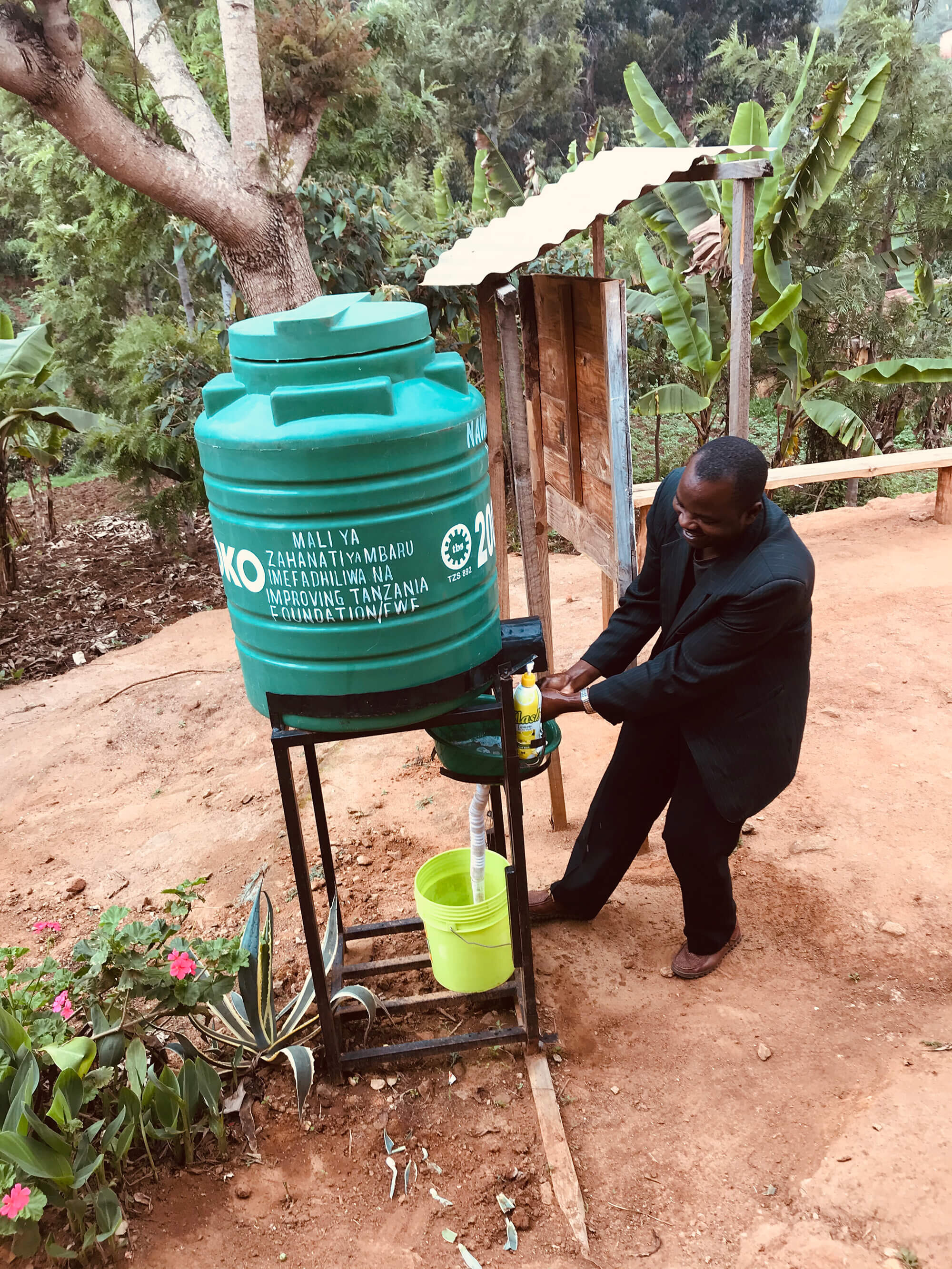  Hand-washing unit delivered to Mbaru health clinic&nbsp;. 