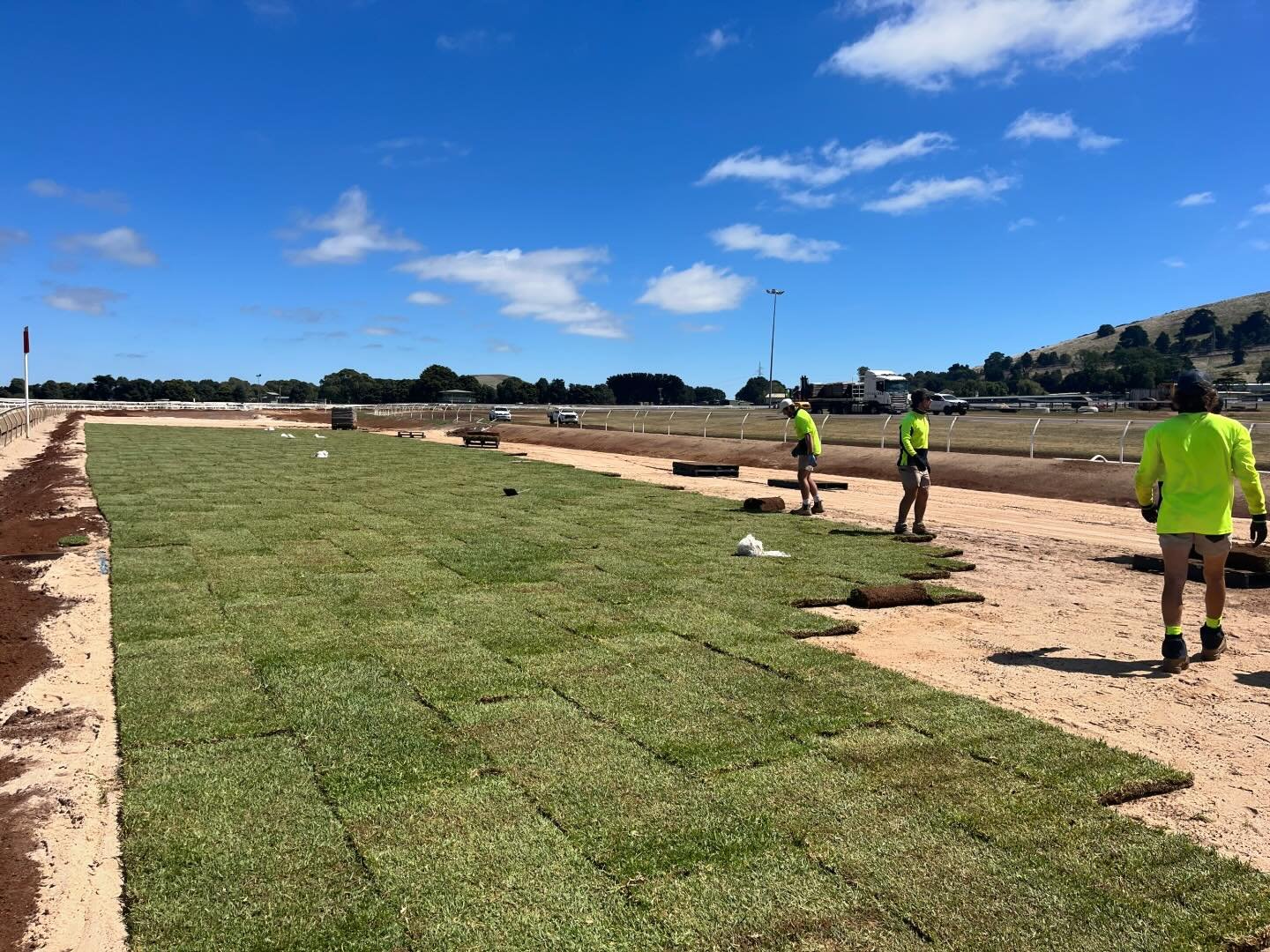 BALLARAT RACECOURSE🐎
turfgalore supply &amp; installation of 30 000m2 premium sand based Kikuyu☑️