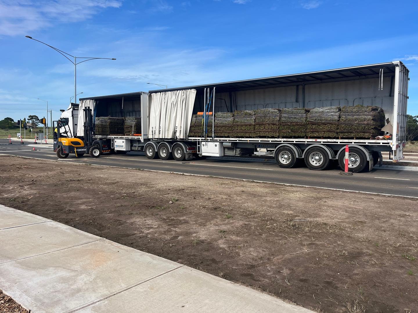 The first of many b doubles to come at this exciting new estate awarded to Turfgalore commencing today in Pakenham 🚧🏘️ 

Stay tuned to see the progress of this one! 💥
