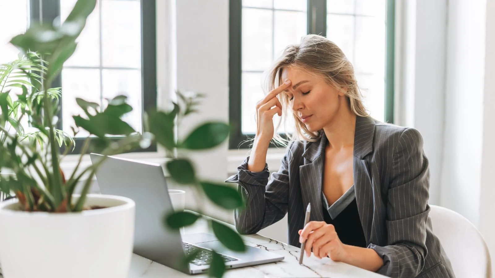 Student zoekt informatie over het bindend studieadvies 2026