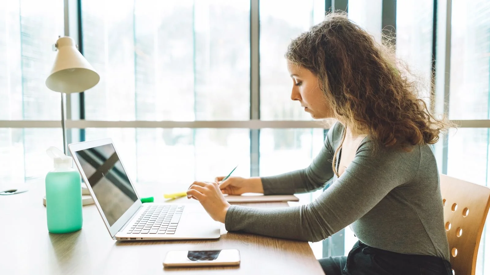 Student maakt gebruik van Grammarly