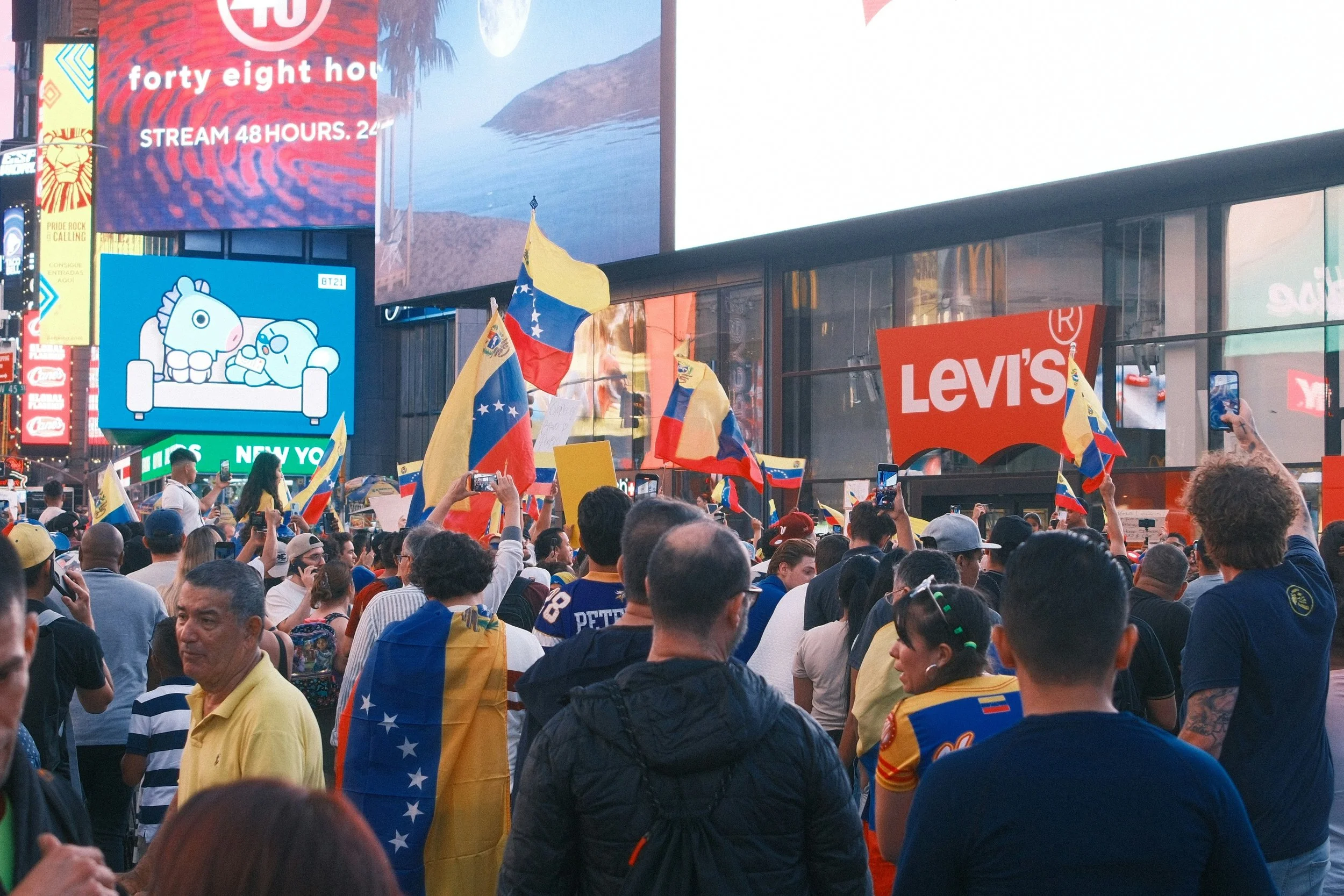 A crowd of Venezuelan protesters in Times Square, New York (Photo: claire dea adh, via Unsplash)