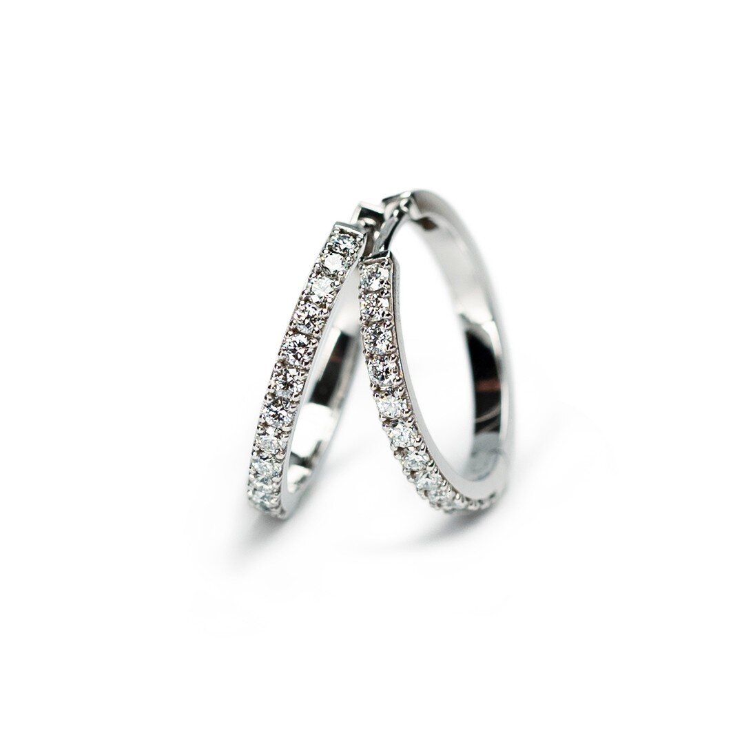 Theodor Half Eternity earring

Vores klassiske creol-&oslash;reringe f&aring;s i et bredt udvalg af st&oslash;rrelser.

Fra de sm&aring; og delikate til de st&oslash;rre og mere i&oslash;jnefaldende, vil vores creol-&oslash;reringe tilbyde en alsidig