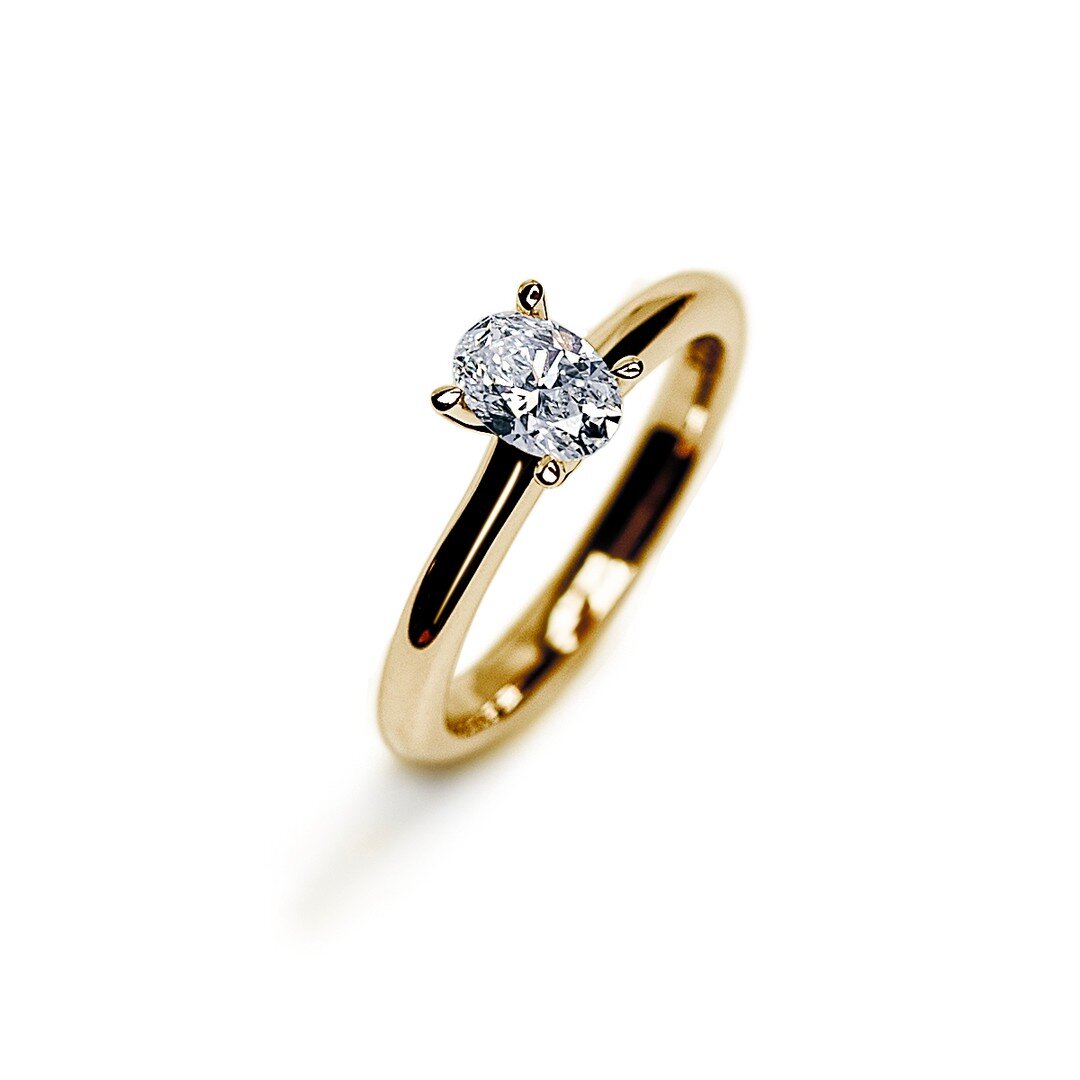 Theodor Signatur Solitaire ring

Vores smykker er ikke kun skabt med omhu og passion, men de er ogs&aring; et udtryk for individualitet og personlig stil. Da alle vores smykker er h&aring;ndlavet af vores bedste guldsmede, &aring;bner vi d&oslash;ren