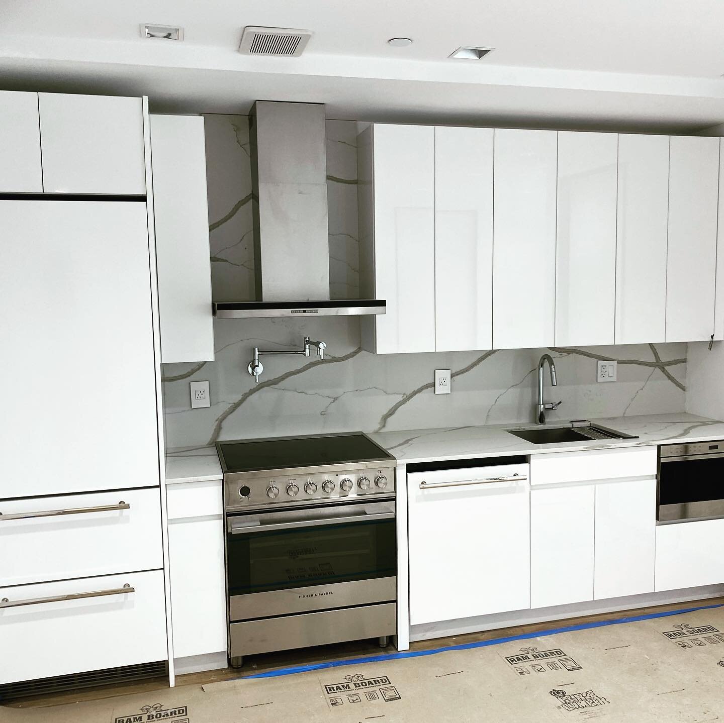 Fresh, new kitchen - because you deserve it... #techcrew #techcrewnyc #generalcontractor #homedecor #homeimprovement #kitchendesign #kitchenremodel #kitchenrenovation #kitchen #kitchencabinets #interiordesigndetails #interiordesign #remodel #remodeli