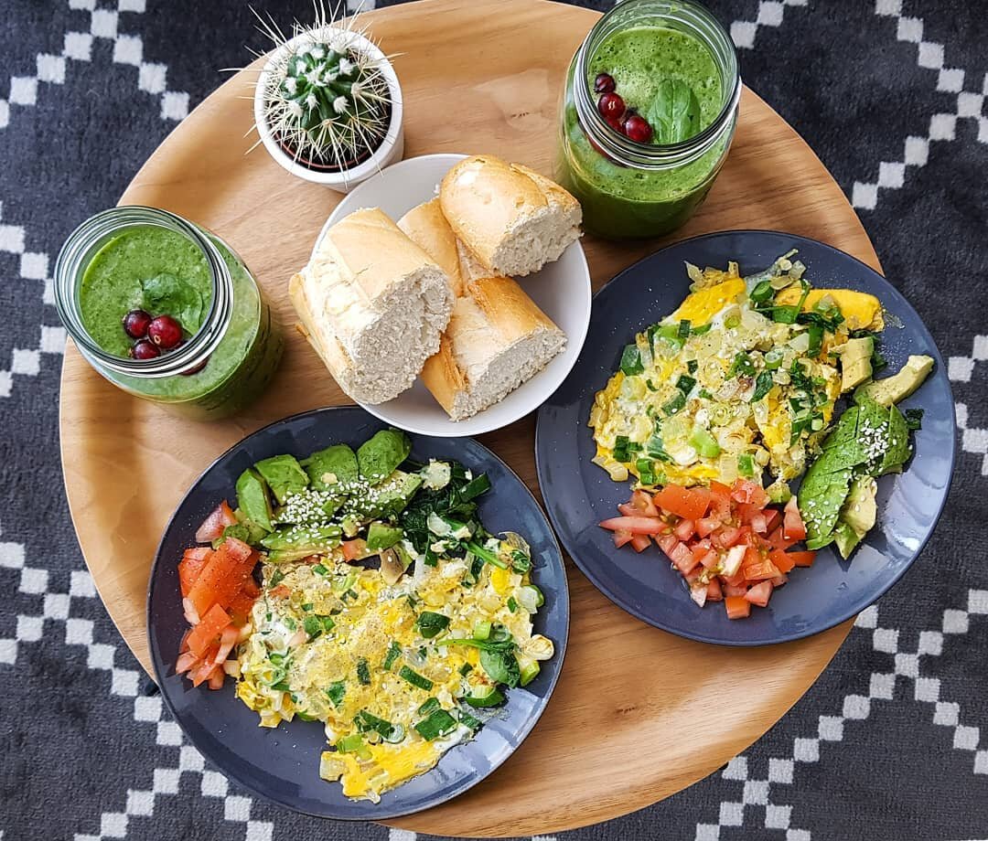 Something I could have every day are Scrambled eggs🍳. With a nice soft avacado 🥑 and tomatoes 🍅. Ofcourse I don't skip my green smoothie. Today with baby spinach, banana and oranges topped off with some red berries.
.
.
What are you having this su