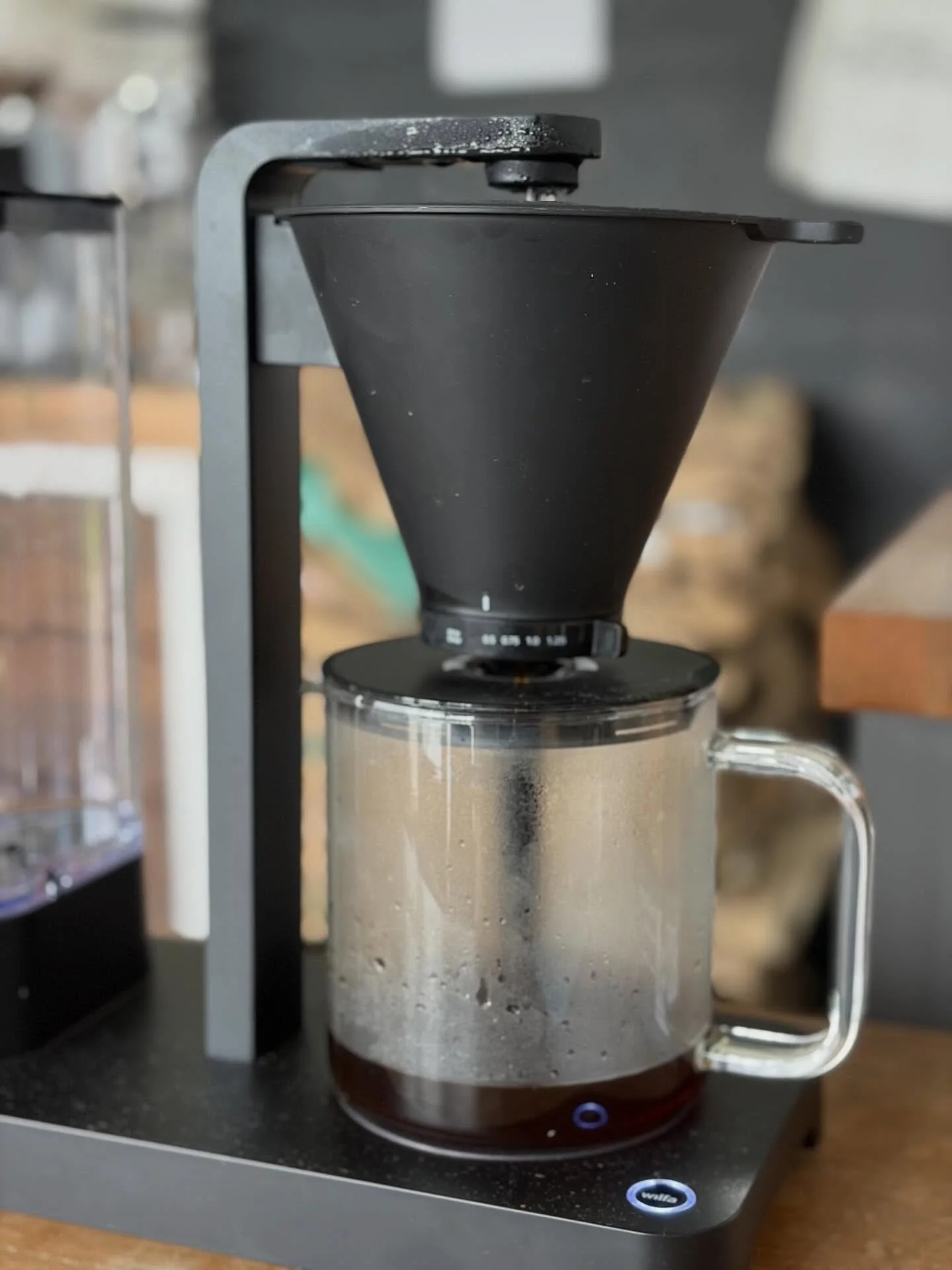 Brewing our washed &lsquo;New Ngariama Farmers Cooperative Society&rsquo; on today&rsquo;s filter - sweet blackcurrant and orange ~ working so well with #nanofilterpaper from @killbean.roaster 

#fıltercoffee #larsandmargocoffee #freshbrew #kenyacoff