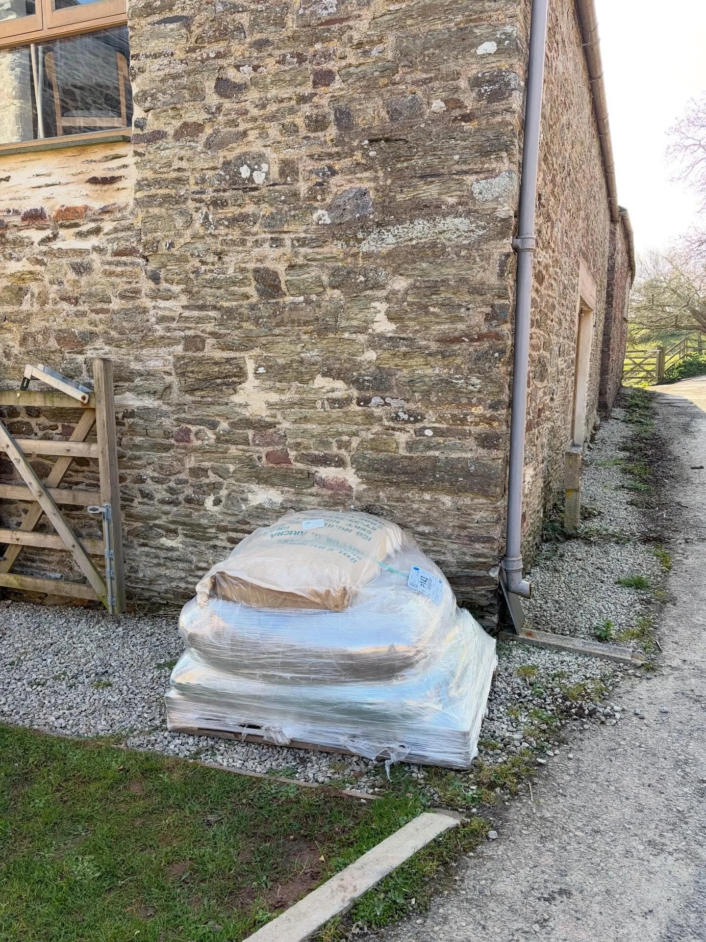 A little delivery but hugely welcome&hellip;as was the timely visit by Aiden to help us shift them!! Still no lifting for Peter. 

Let&rsquo;s get roasting and have those wholesale orders completed! 

#smallbatchroaster #specialitycoffee #larsandmarg