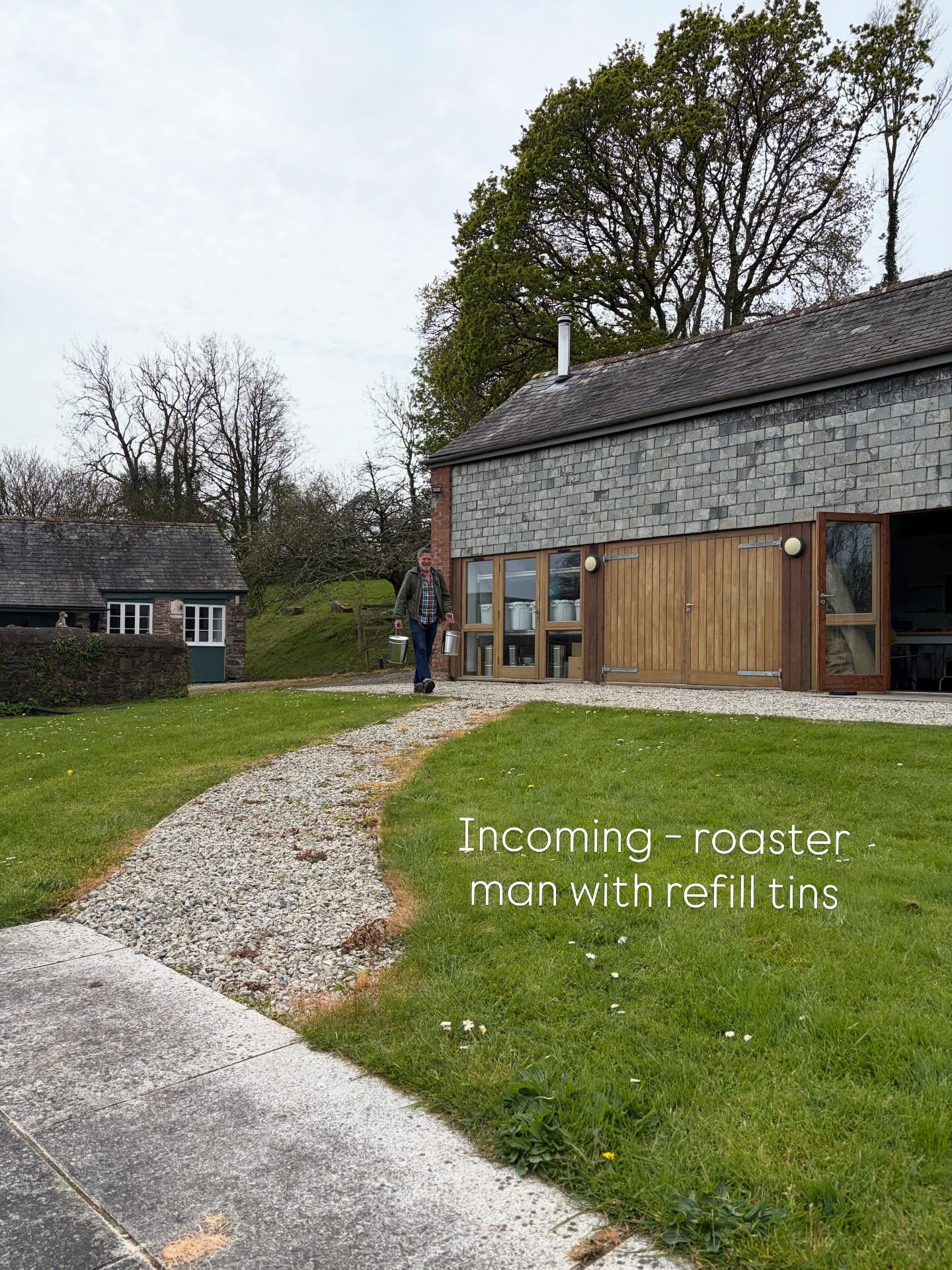 Logistics are not easy BUT when enough folks are onboard, and happy to support where they can too, we can make it happen 💚

#refill #coffeebeans #reducewaste #larsandmargocoffee