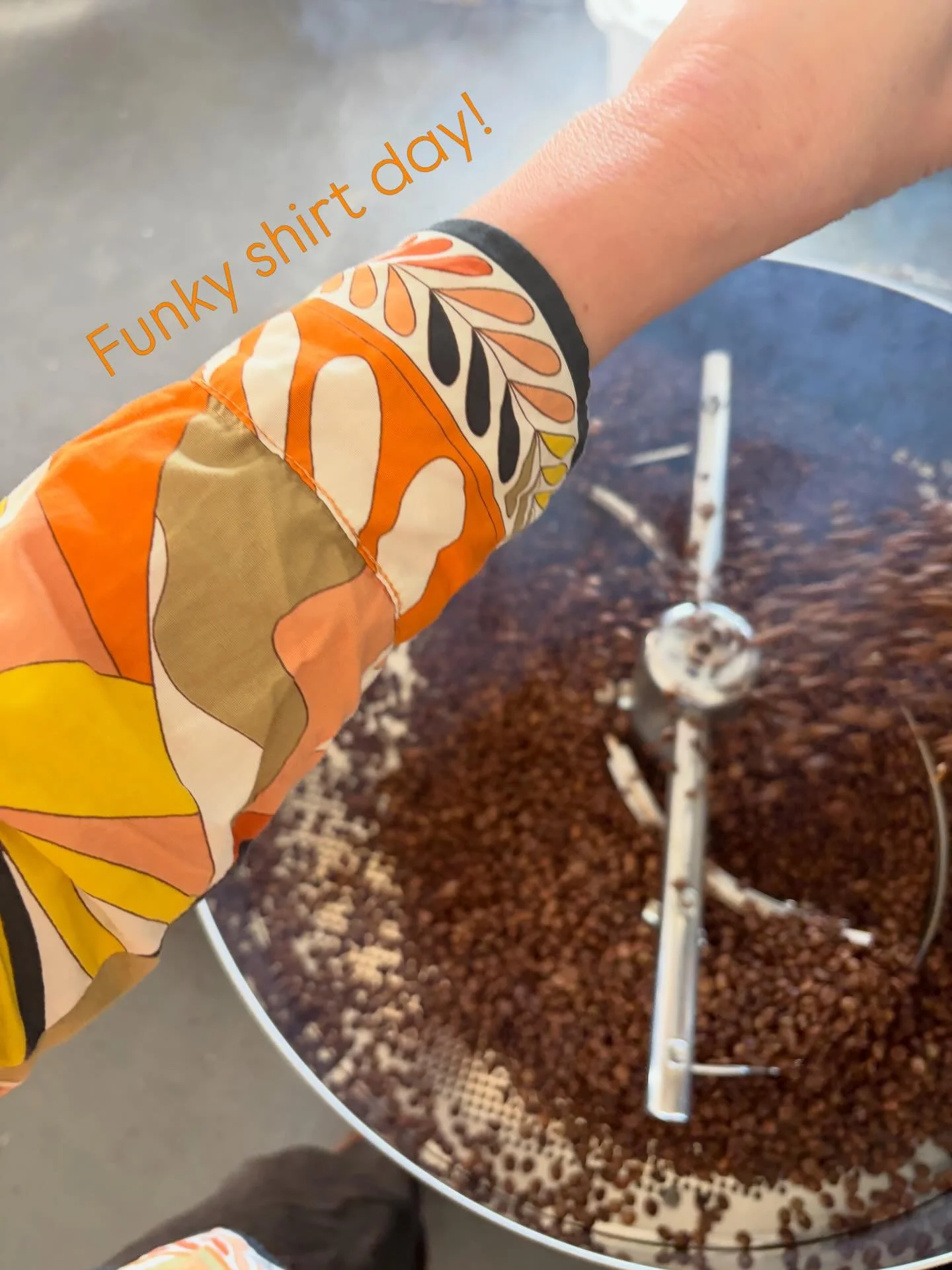 Love this bargain find I grabbed from a Copenhagen charity shop whilst visiting family in Denmark last summer ~ no labels inside, maybe it&rsquo;s from a pair of pjs but I DONT CARE 😜&hellip;.I love it, keeps me cool with roasting and clearly makes 