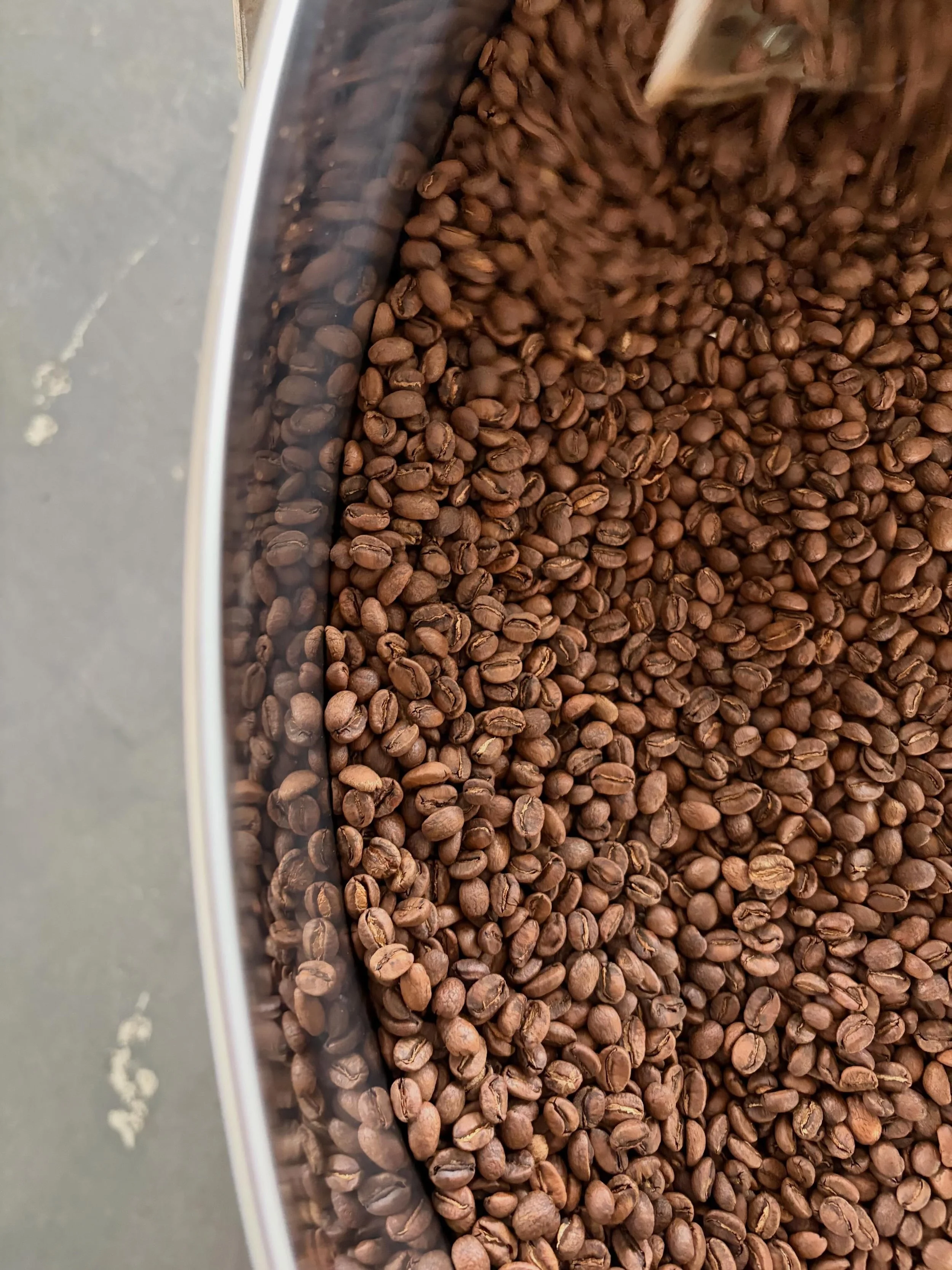 Trying out Finca La Chirimoya on a slightly more extended roast for a little funkiness in a new espresso blend&hellip;

#takeitfurther #fridaycoffee #larsandmargocoffee #coffeeroasting
