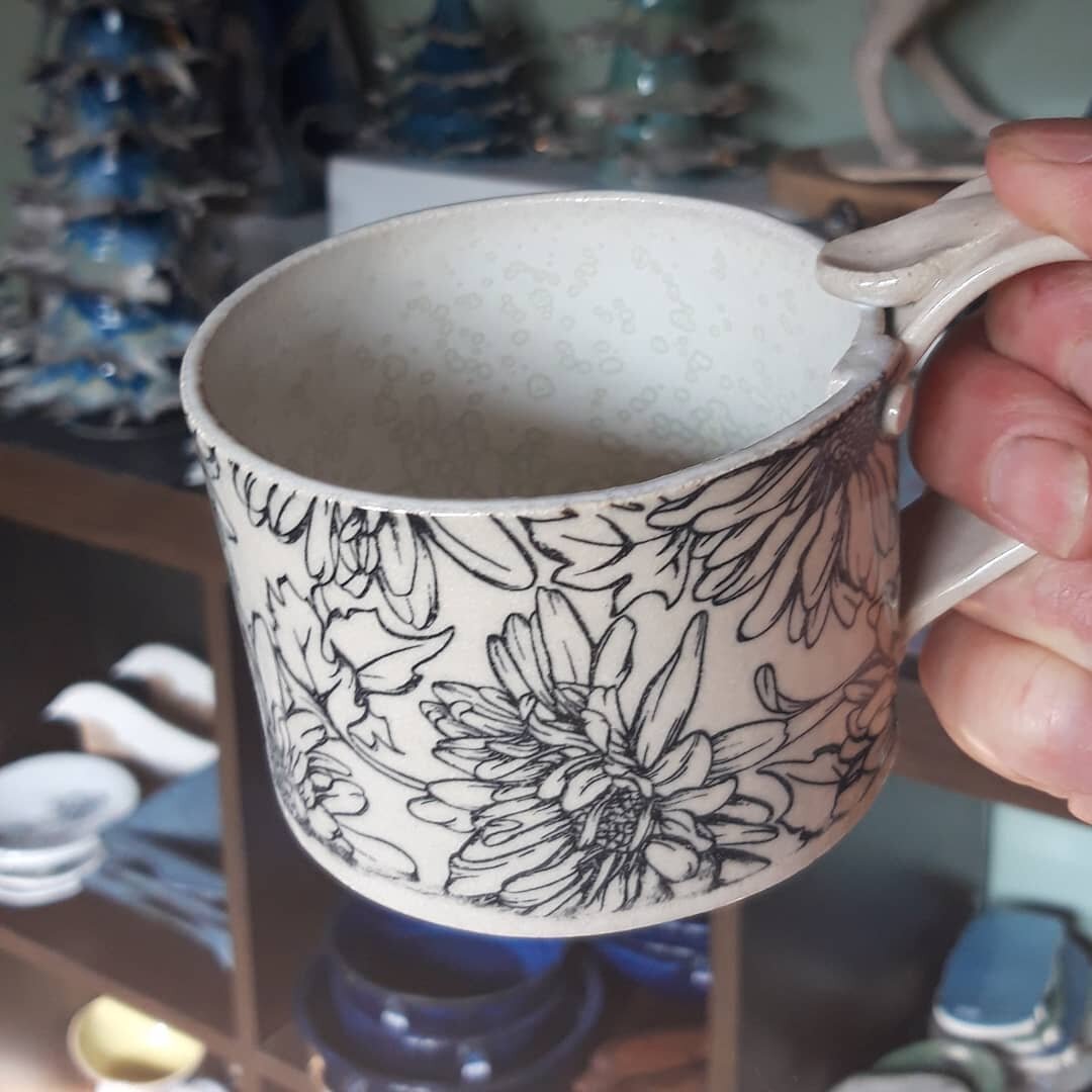 Just a very simple new coffee mug using one of @elantransfers 
Do I add gold or not, quite like it as it is.

#handmade #mugshotmonday #mug #ceramics #potteryofinstagram #blackdownhills #stonewareceramics