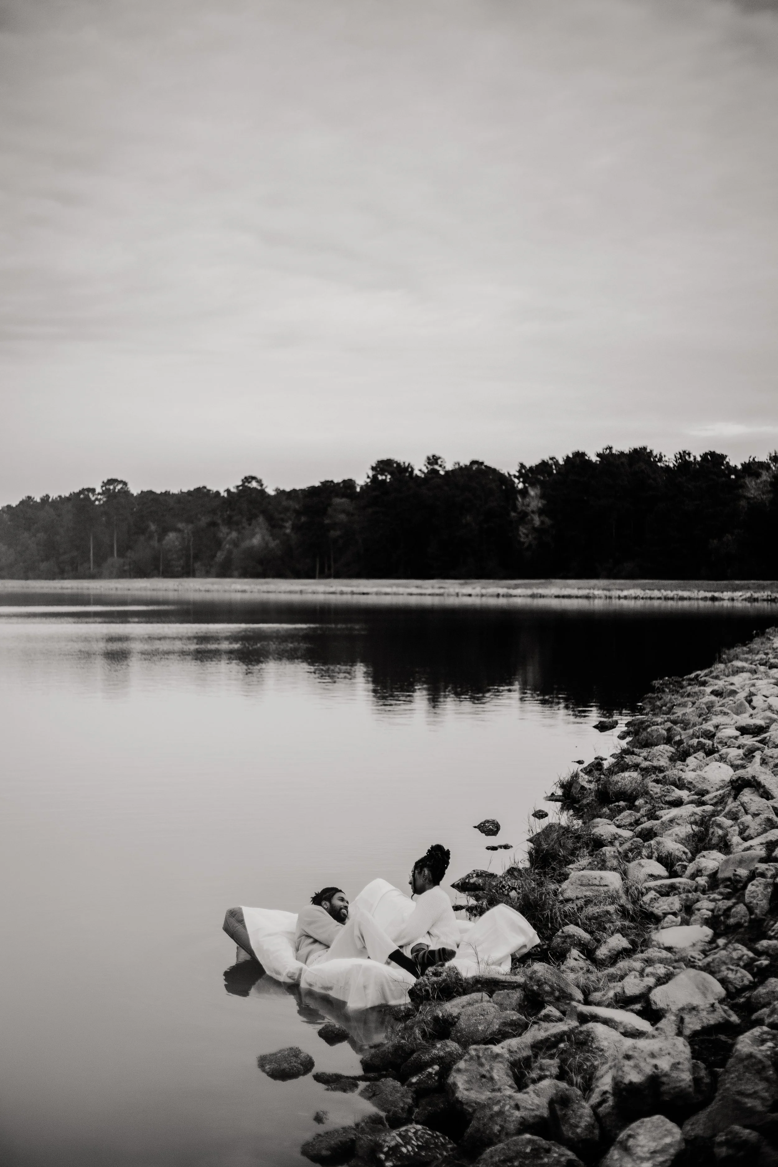 couples-lake-photoshoot-conroe-texas.jpg