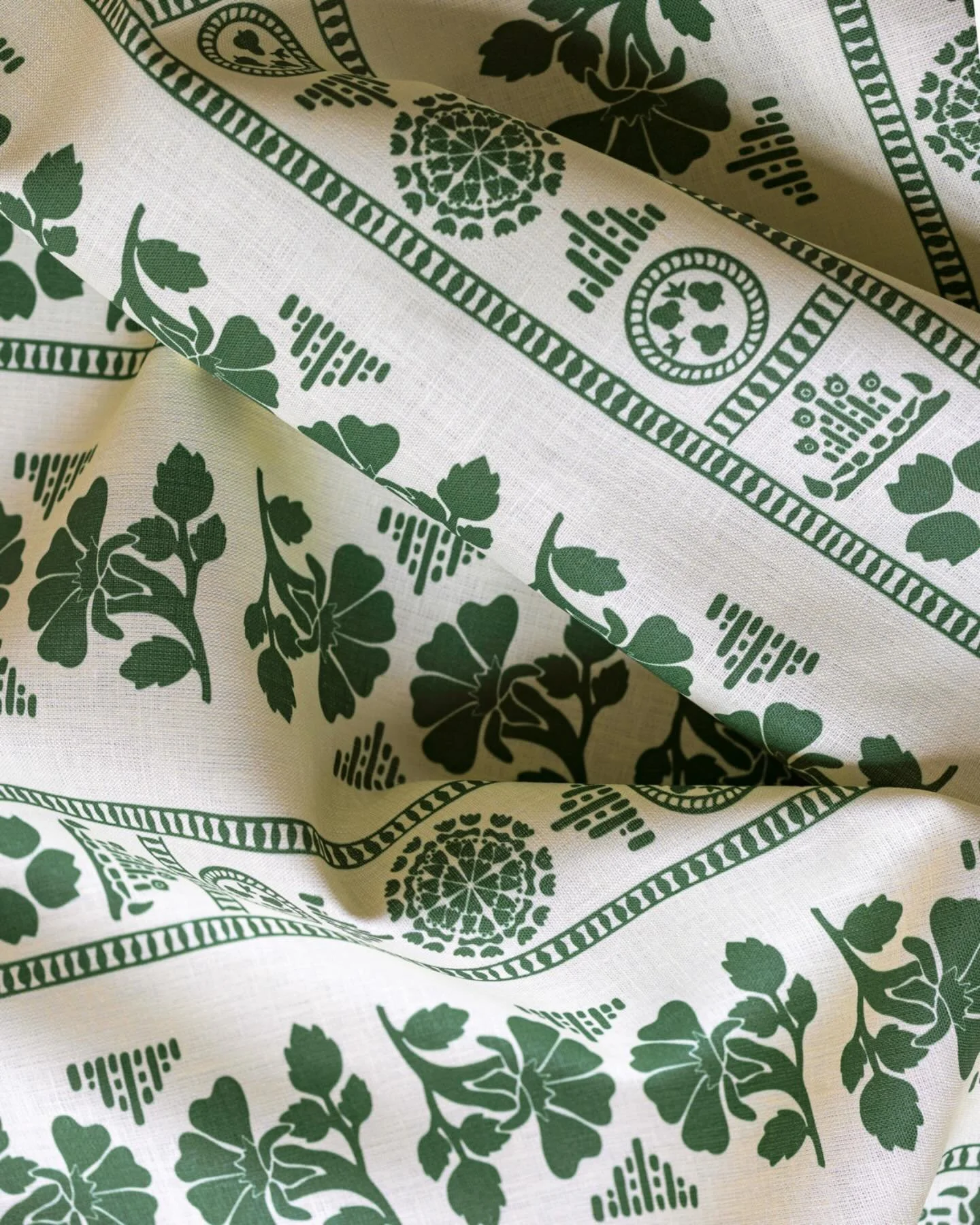 &lsquo;May love &amp; laughter light your days &amp; warm your heart &amp; home. &lsquo; 🍀 Sl&aacute;inte - on this St. Patrick&rsquo;s Day and all through the year 🍀