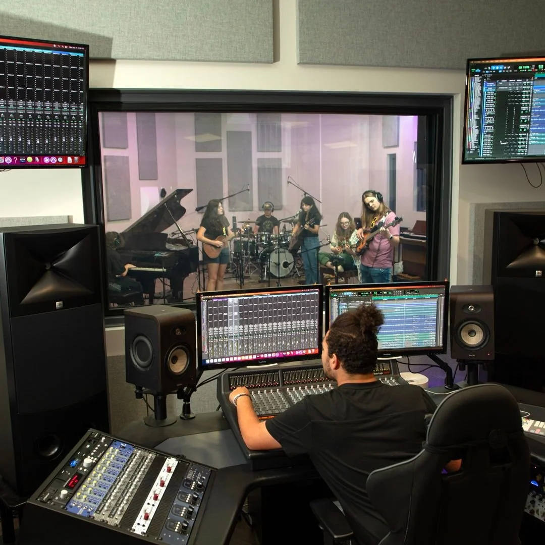 #MotW 🎨🎭 From the stage to the studio, @tiffinu students shine in TiffinArts programs! Music production, theatre, dance, visual arts, and more help students develop creativity, collaboration, and skills that last a lifetime. #TiffinUniversity #Tiff