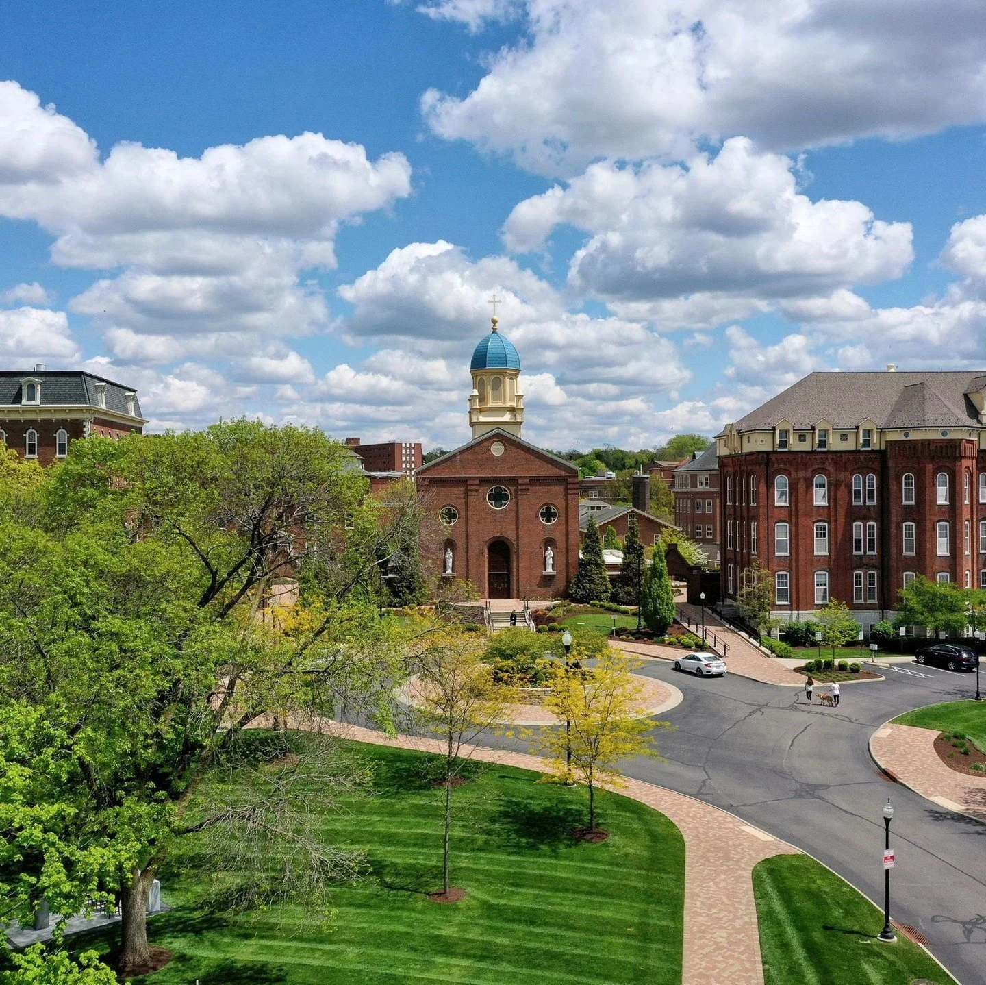 #MotW At the @universityofdayton, students receive a top-ranked education and so much more &mdash; like countless opportunities to gain real-world experience, a close-knit Flyer community, resources for learning, and support for their health and well