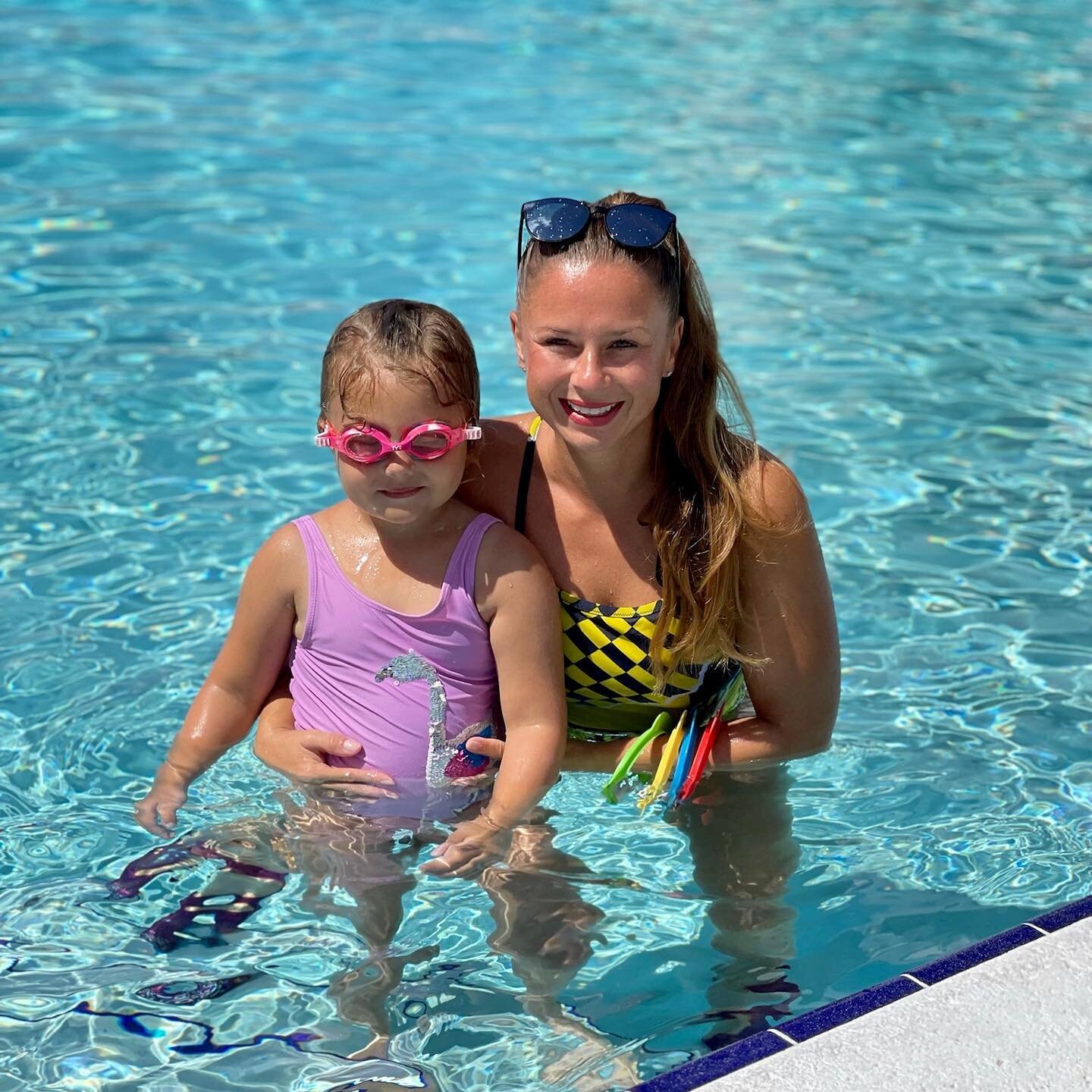 It was literally love at first sight for both 🥰💗🧜🏼&zwj;♀️🐠
Thank you for trusting me with your princess @pa_ulla 
We made amazing progress!!!! 🙌🏼
.
.
.
.
#safetyfirst #swimtraining #swimming #pool #swimlessons #athome #lifeguard #learnhowtoswi