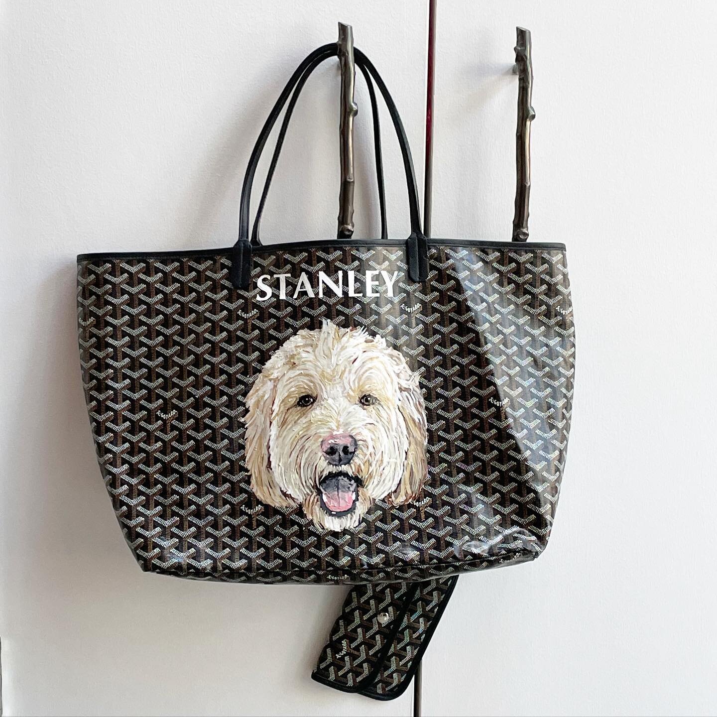 Upcycle your bags with #P&ecirc;t&agrave;Portrait - and make it wearable art. 

#goldendudeleathers #dogsofinstagram #doodlesofinstagram #goyard #handpainted #madeinnyc #doglover #nyc #sustainableart #personalization #artwork #luxury #upcycling