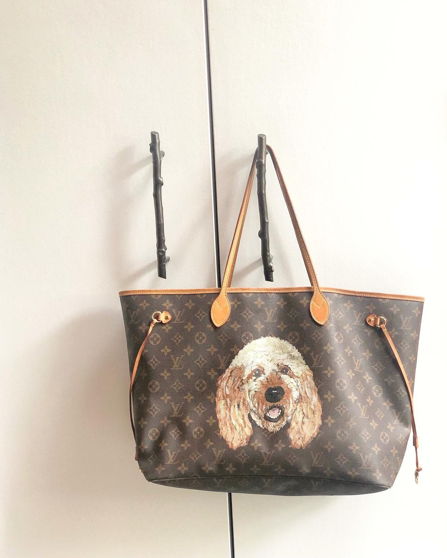 Up-cycling isn&rsquo;t a trend, it&rsquo;s a way of life. #P&ecirc;t&agrave;Portrait 🐶 Discover via link in bio.

#goldendudeleathers #dogsofinstagram #doodlesofinstagram #goyard #handpainted #madeinnyc #doglover #nyc #sustainableart #personalizatio