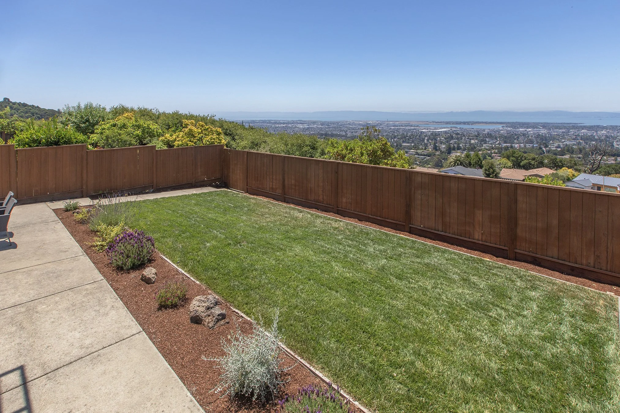 381Crestmont Yard13.jpg