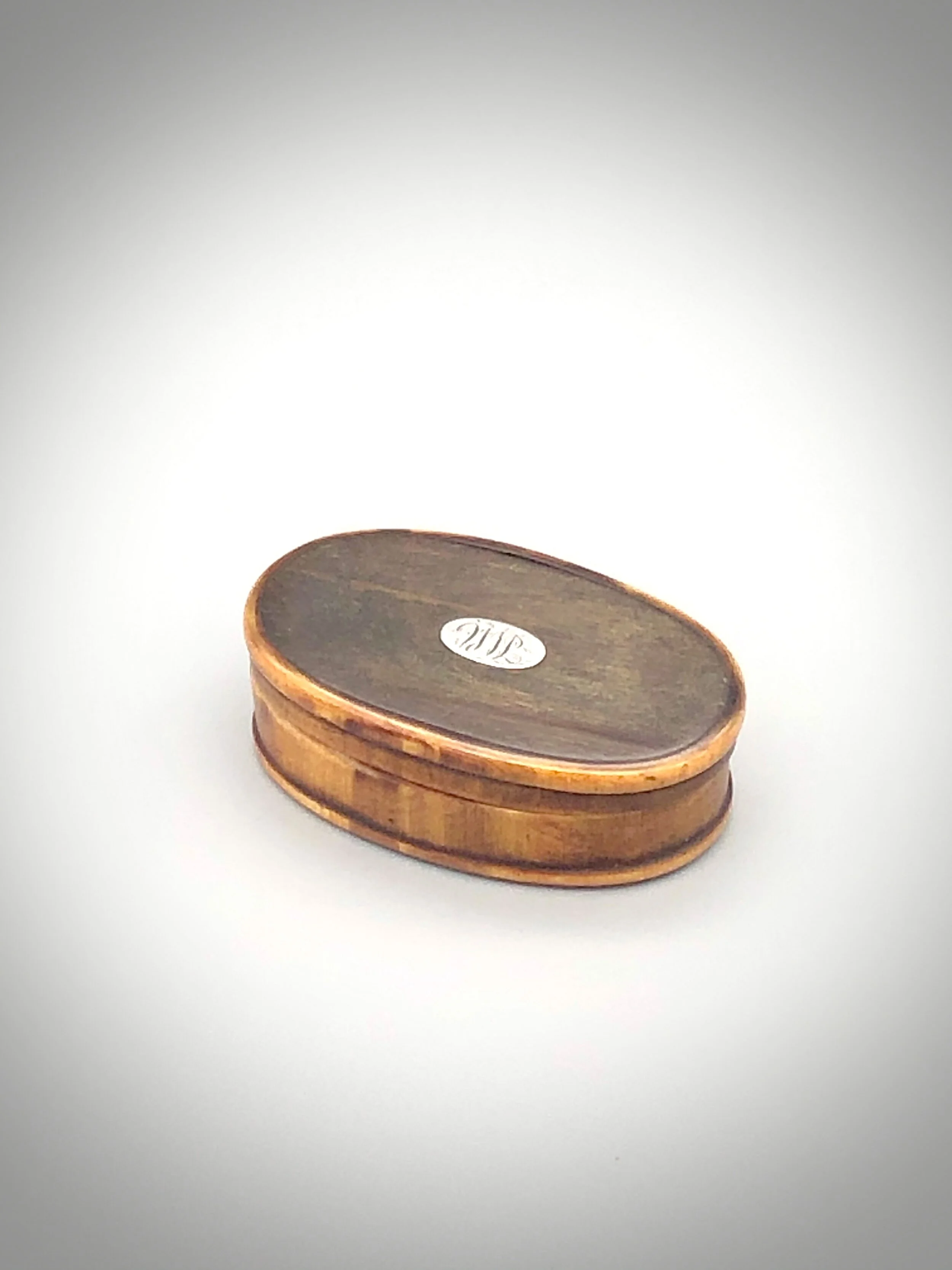 Excellent 19thC Horn snuff box with inlaid silver Monogram with the initials MW