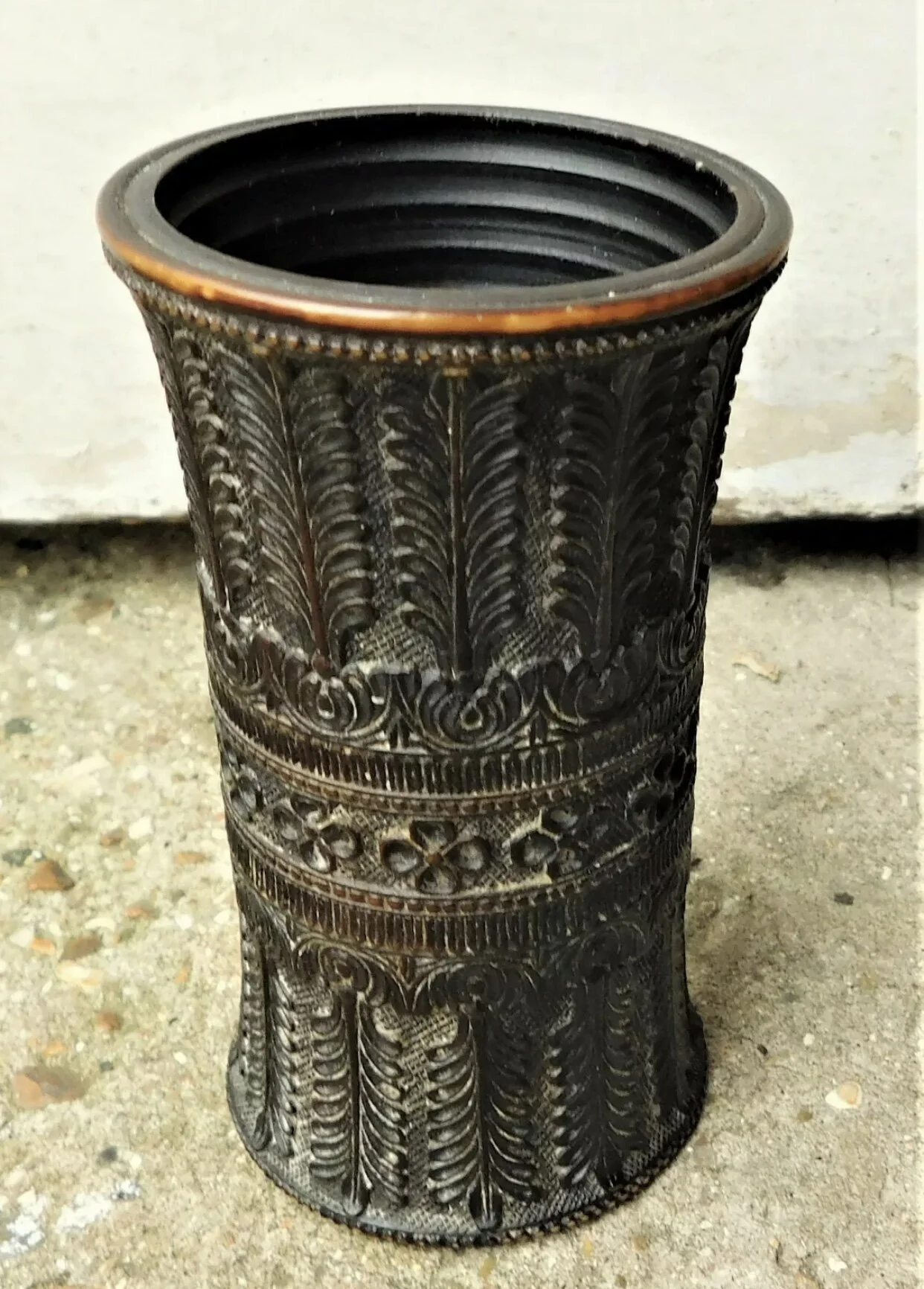 Exceptional Dice shaker in Horn