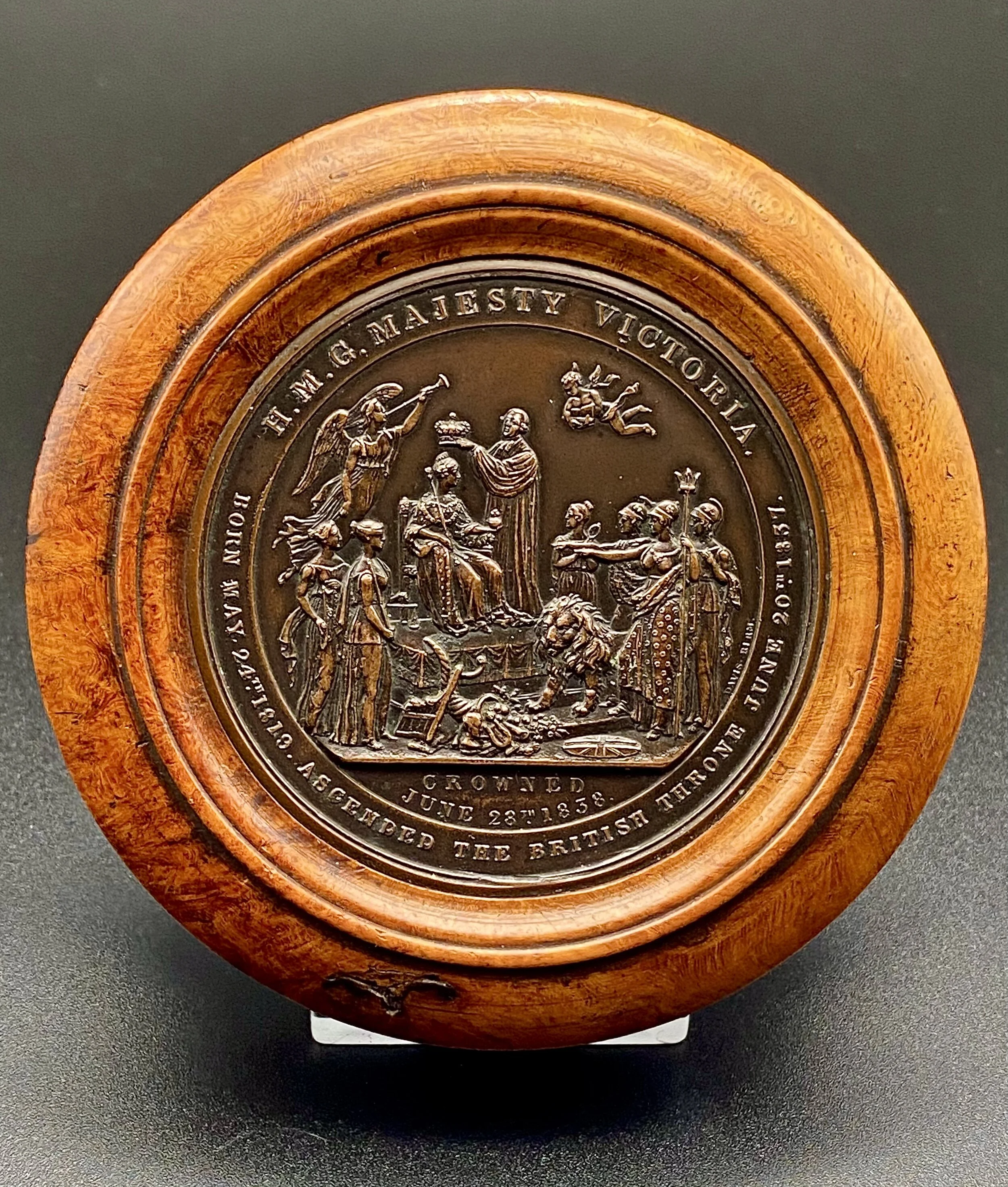 Queen Victoria Coronation snuff box in Mulberry wood with Bronze Medallion 1838