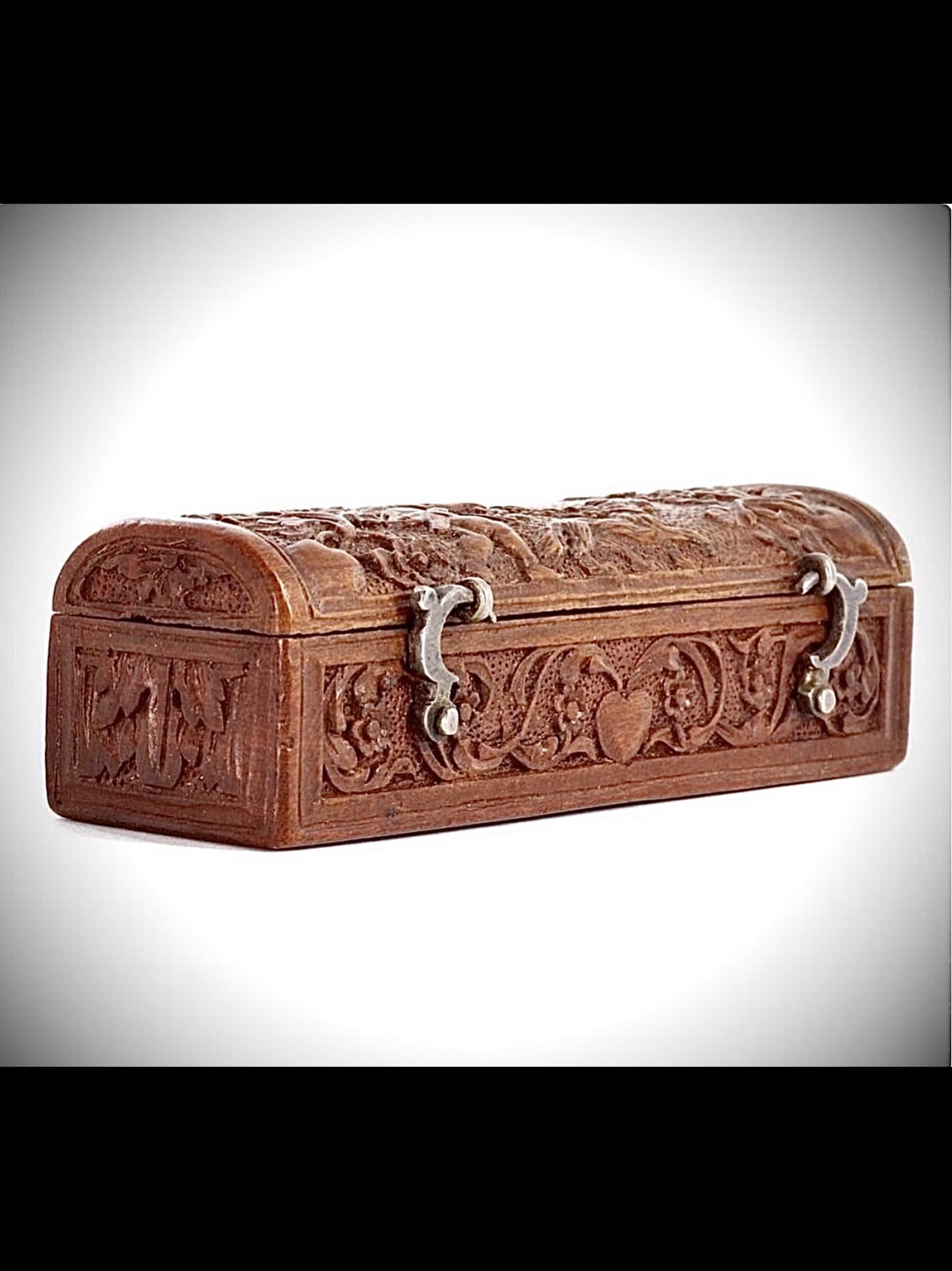 Very Rare 17th Century Saint-Lucie ‘Love Token’ patch box 8 cm’s long