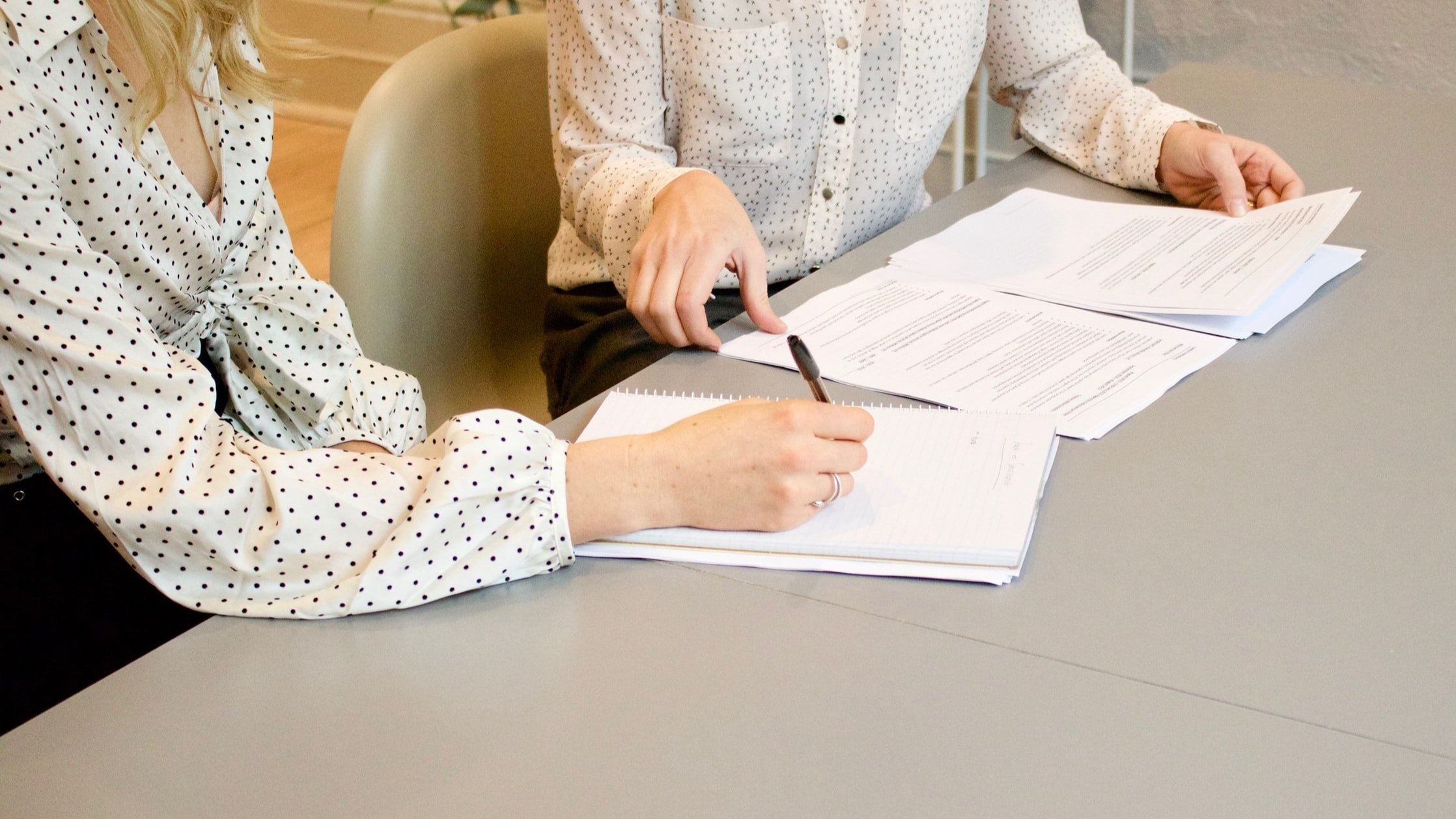 Mujeres negociando un contrato
