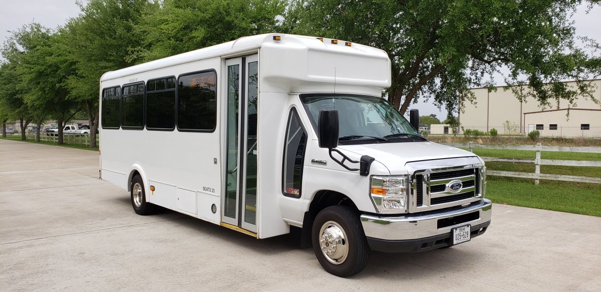 2015-glaval-ford-e450-shuttle-bus-5cafb0b28d5ee-large.jpg