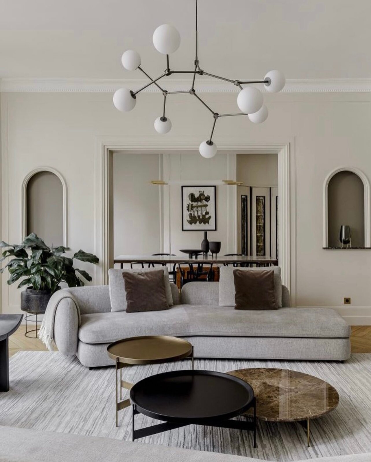 Relaxing and elegant. Loving that light fixture! (Design by @chadi.abou.jaoude) #ALTforLiving #DesignerCrush⁠
.⁠
.⁠
.⁠
.⁠
.⁠
.⁠
#ALTInteriors #NYCInteriors #LivingRoomDesign #CoffeeTable #LivingRoom #InteriorDesign #Interiors #Design #HomeDesign #Int