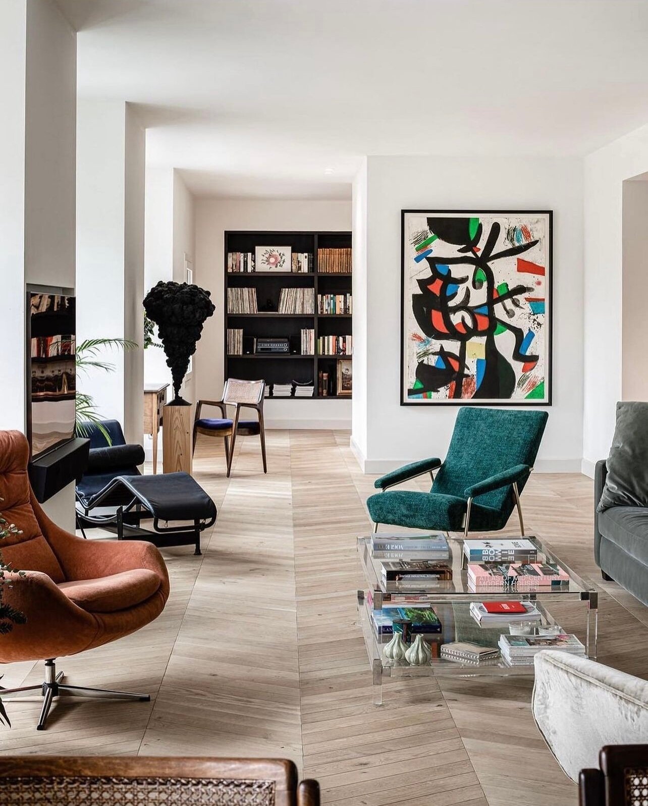 I love this London flat, the art and color palette are amazing. (Design by @jorgebibiloni_studio Photography by @tomeucanyellasphoto) #ALTforLiving #DesignerCrush⁠
.⁠
.⁠
.⁠
.⁠
.⁠
.⁠
#ALTInteriors #NYCInteriors #LivingRoomDesign #CoffeeTable #LivingRo