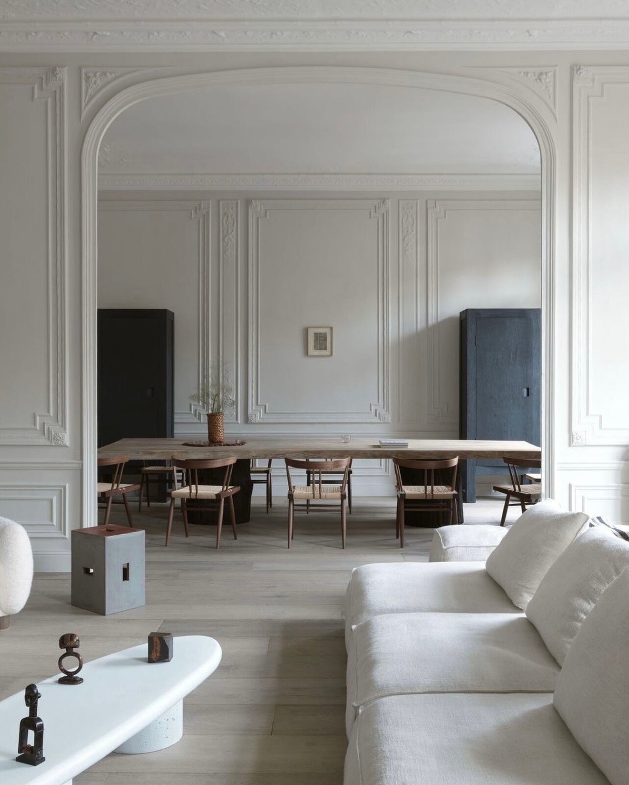 I always love a beautiful arch. The molding is great here too. (Design by @nicolasschuybroek Photography by @claessens.deschamps) #ALTforLiving #DesignerCrush⁠
.⁠
.⁠
.⁠
.⁠
.⁠
.⁠
#ALTInteriors #NYCInteriors #LivingRoomDesign #CoffeeTable #LivingRoom #