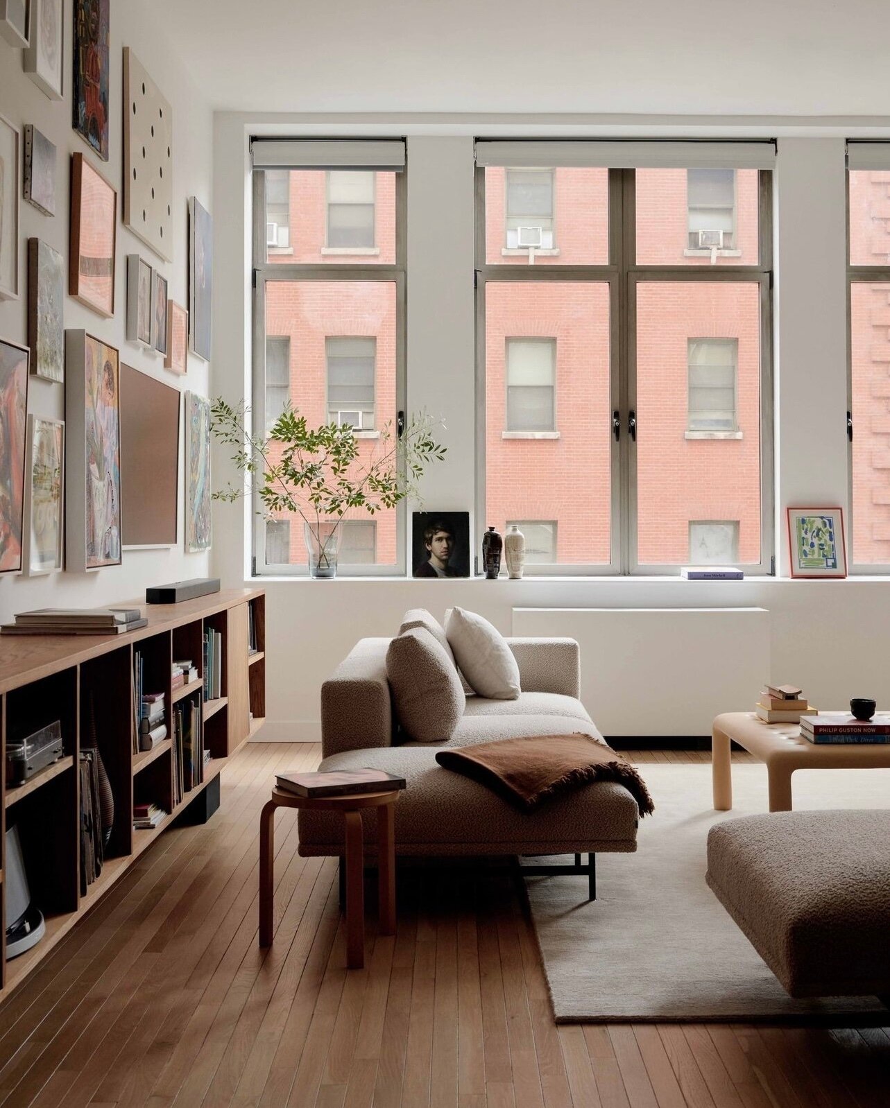 In love with this dreamy Chelsea loft. (Design by @bond_architecture Photography by @william.jess.laird) via @vogueliving #ALTforLiving #DesignerCrush⁠
.⁠
.⁠
.⁠
.⁠
.⁠
.⁠
#ALTInteriors #NYCInteriors #LivingRoomDesign #CoffeeTable #LivingRoom #Interior